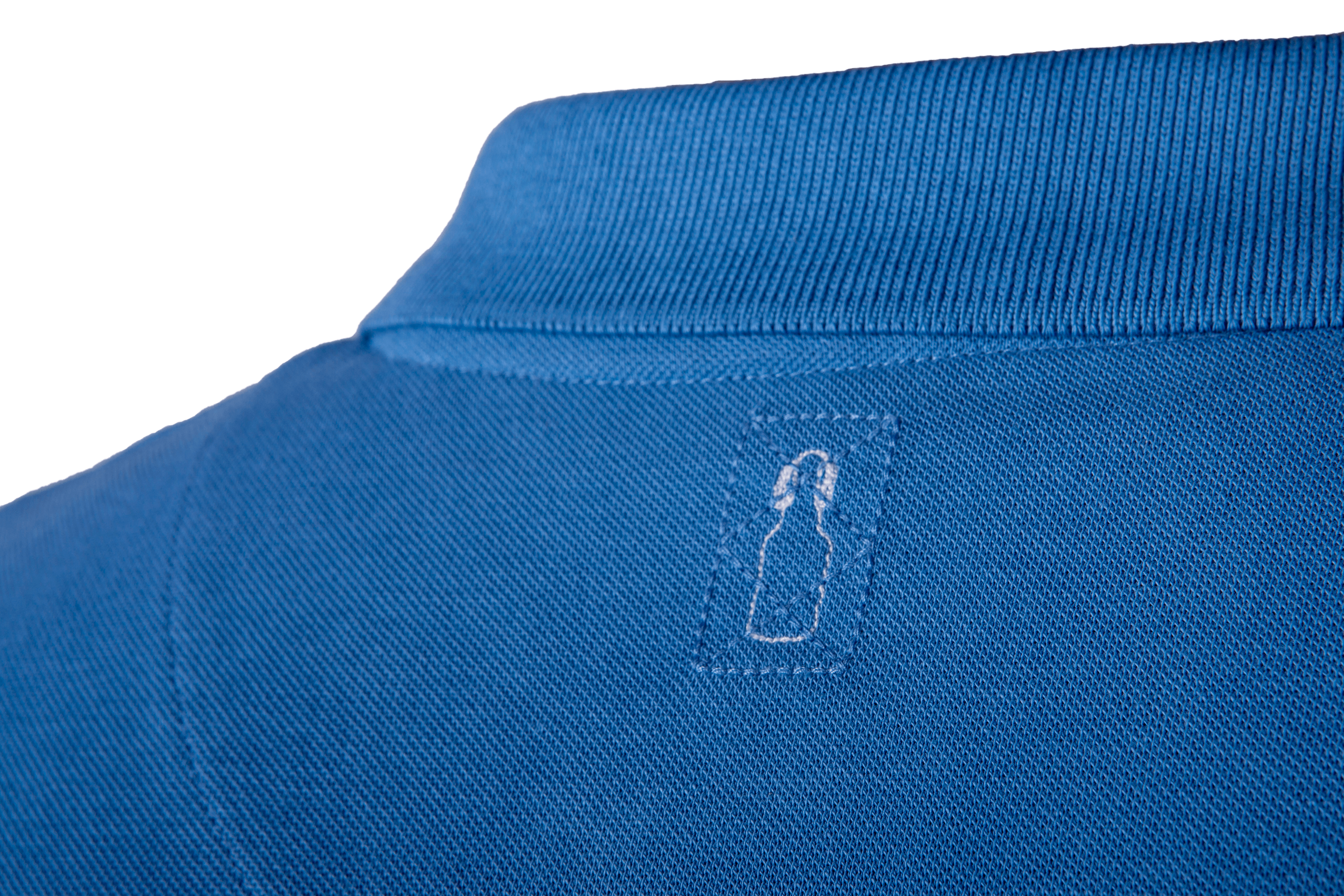 Blaues Damen Poloshirt mit einem kleinen, weißen Flaschen-Symbol hinten am Kragen. Das Material ist feinmaschig und aus 100 % Baumwolle gefertigt.