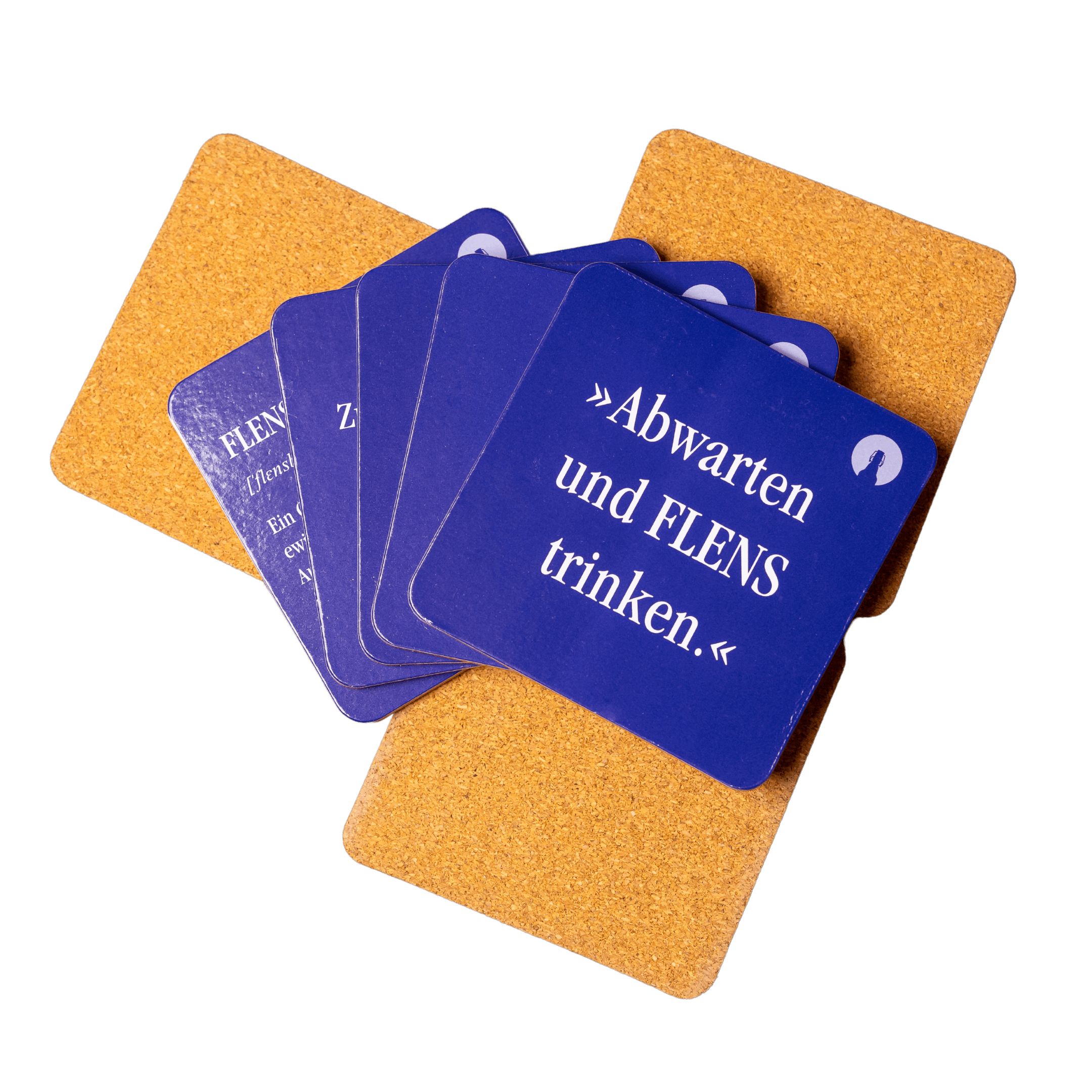 Korkuntersetzer mit blauem Aufdruck „Abwarten und FLENS trinken.“ liegen auf mehreren unbedruckten Korkuntersetzern. Die Untersetzer sind quadratisch mit abgerundeten Ecken.