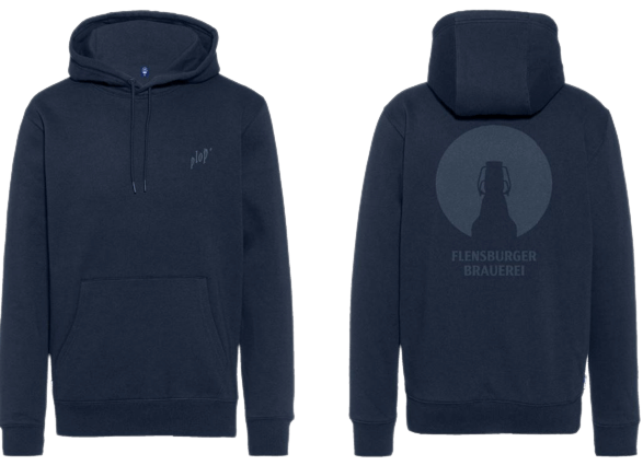 Blauer Hoodie mit Kapuze, vorn mit kleiner grauer Aufschrift "plop'". Auf der Rückseite ist ein Kreis mit einer Flasche und dem Schriftzug "FLENSBURGER BRAUEREI" abgebildet.