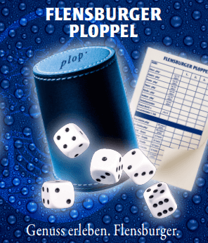 Würfelbecher in Navy mit der Aufschrift „plop“ und vier weiße Würfel liegen auf einer blauen, tropfenbebilderten Oberfläche. Daneben liegt ein Punktestand-Block mit der Überschrift „Flensburger Ploppel“.