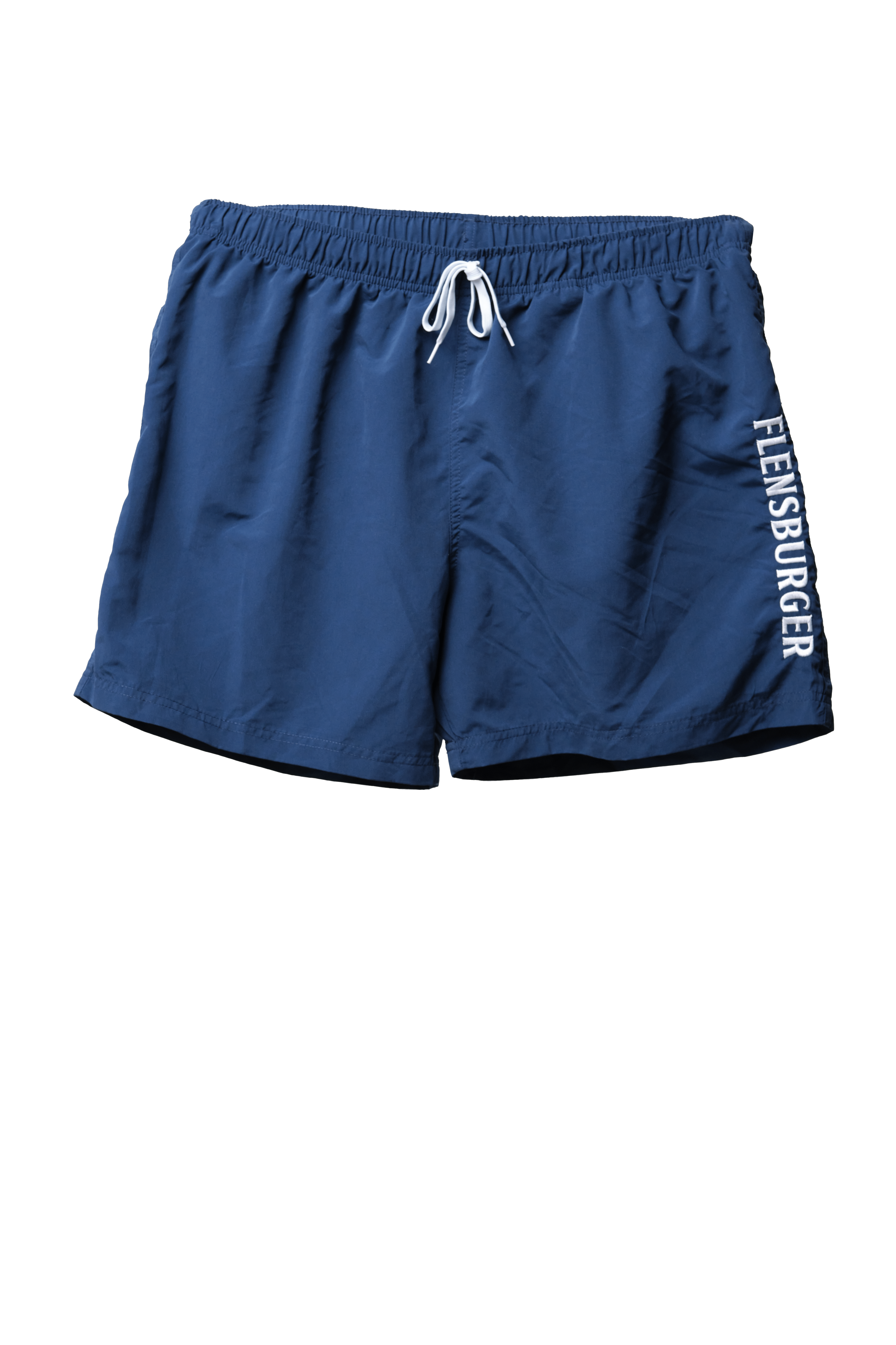 Vorderseite einer blauen Badehose mit elastischem Bund und weißem Kordelzug. Auf dem rechten Bein steht senkrecht in weißen Buchstaben „FLENSBURGER“.