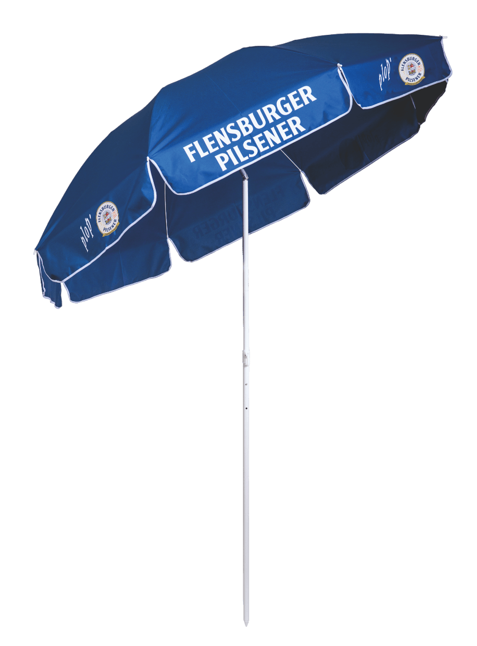Blauer Sonnenschirm mit weißem Stiel trägt die Aufschrift "FLENSBURGER PILSENER". Links und rechts sind zwei Logos der Flensburger brauerei zu sehen.