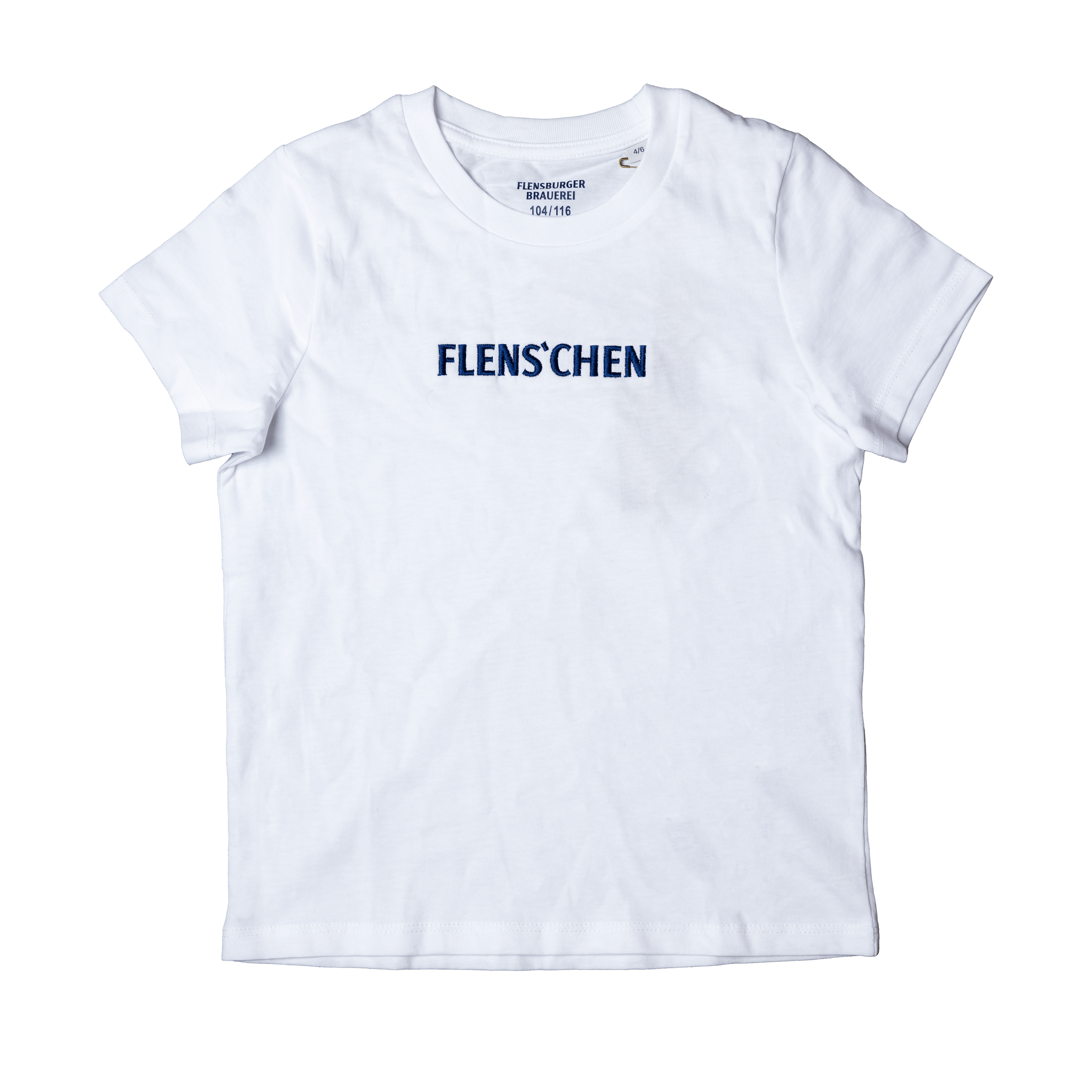 Weißes Kinder-T-Shirt mit blau gesticktem Schriftzug "FLENS‘CHEN" vorne und Rundhalsausschnitt. Das Shirt ist aus 100 % Bio-Baumwolle und hat einen geraden Schnitt.