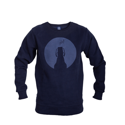 Dunkelblauer Langarmpullover mit Rundhalsausschnitt. Auf der Brust befindet sich ein großes graues kreisrundes Motiv mit der Silhouette einer Flasche und dem Text „plop'“ darüber.