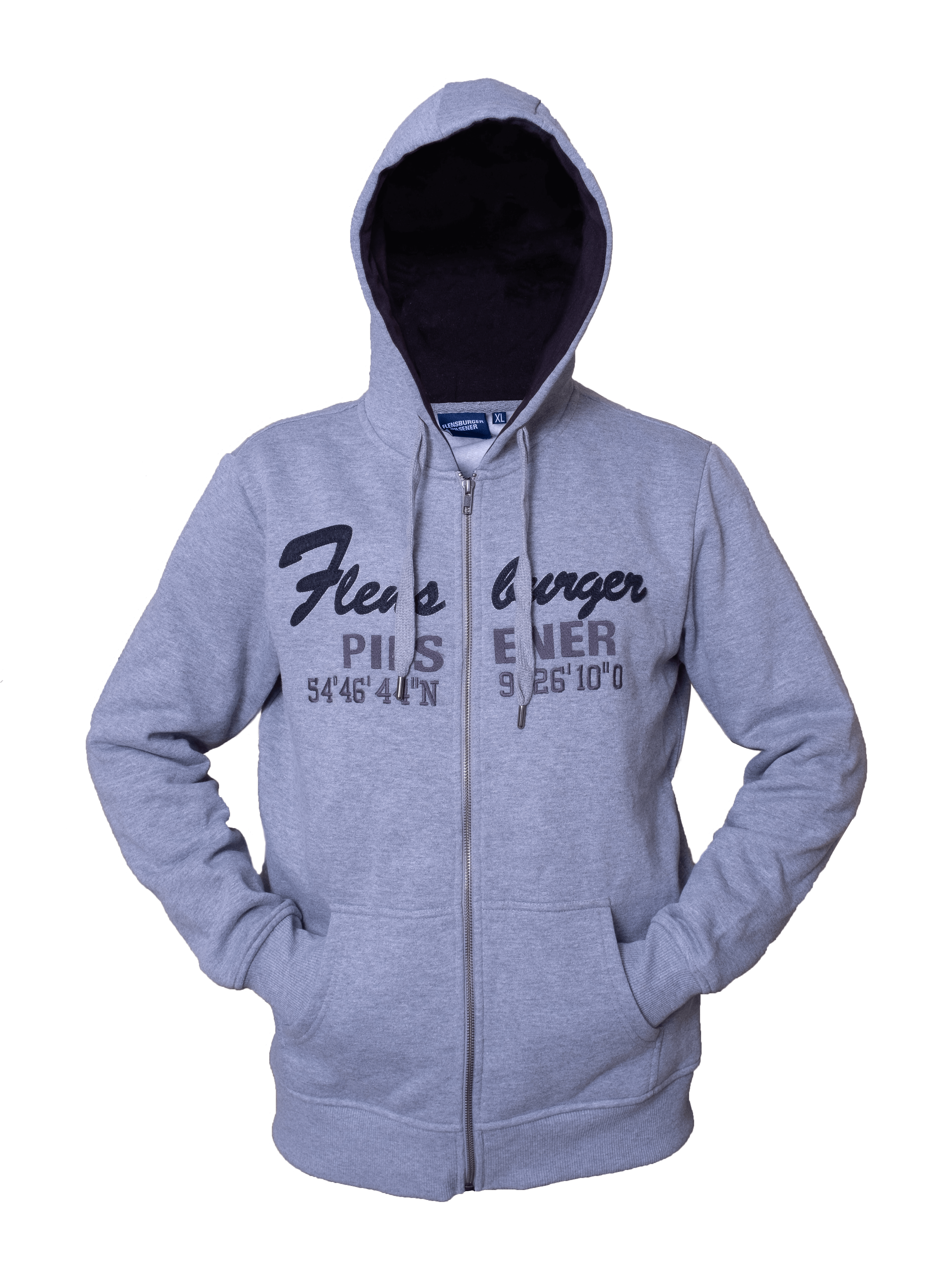 Graue Kapuzenjacke mit Reißverschluss zeigt auf der Vorderseite den Text "Flensburger Pilsener 54°46'44''N 9°26'10''O". Die Kapuze ist innen dunkel gefüttert und die Hände stecken in den Pullovertaschen.