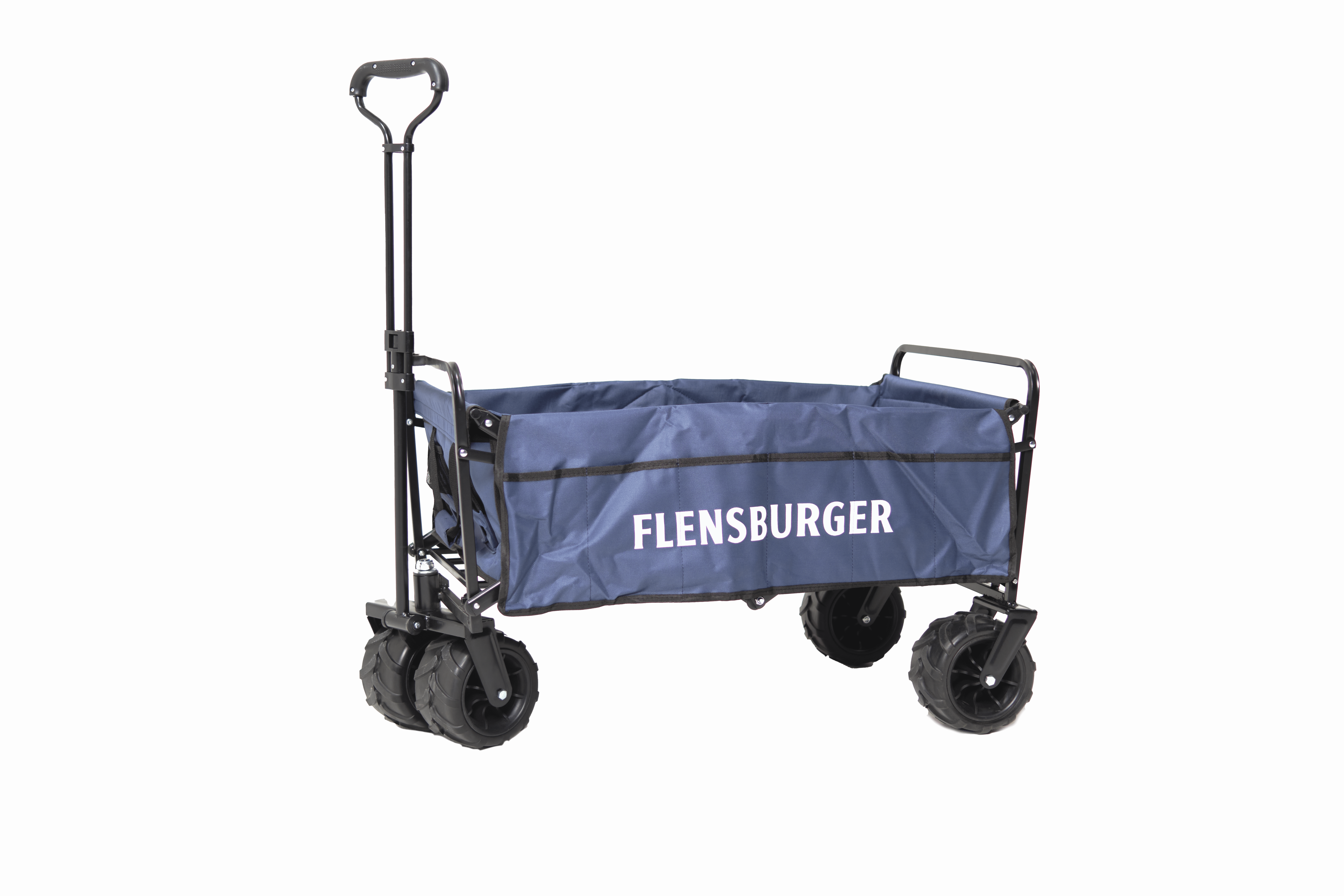 Faltbarer Bollerwagen mit dunkelblauem Stoff und schwarzem Metallgestell. Der Text „FLENSBURGER“ ist weiß auf der Seite aufgedruckt. Der Wagen hat vier Reifen und einen Teleskopgriff.
