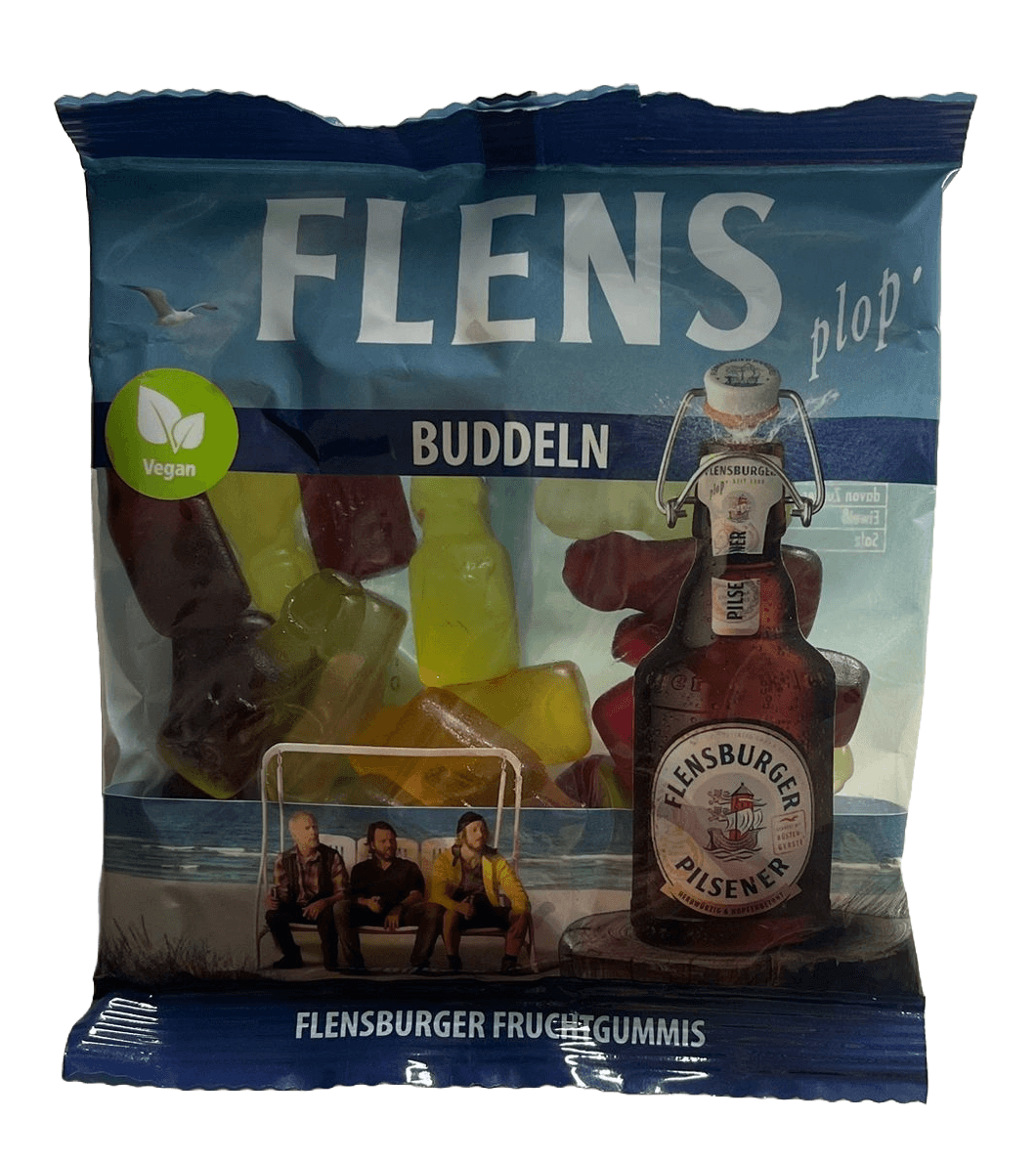 Verpackung der veganen Fruchtgummis „FLENS Buddeln“ mit bunten Flaschenförmigen Fruchtgummis, einer Flensburger Pilsener Bierflasche und drei sitzenden Personen am Strand.
