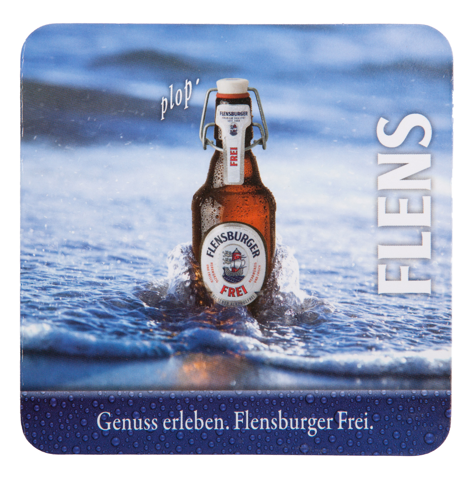 Korkuntersetzer mit Aufdruck, der eine Flasche Flensburger Frei, das in der Brandung mit Wellen steht zeigt. Rechts daneben steht hochkant der Schriftzug "FFLEN" und rechts über der Flasche "plop'". Unten steht "Genuss erleben. Flensburger Frei."