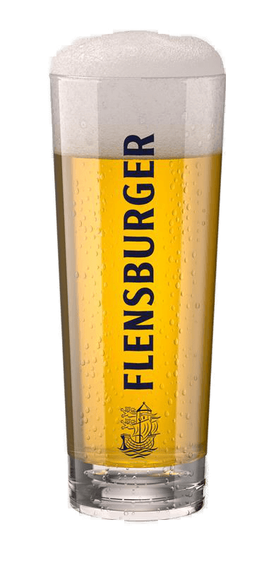 Ein mit goldenem Bier gefüllter Franconia-Becher aus Glas zeigt senkrecht den blauen Schriftzug „FLENSBURGER“. Darunter ist ein blaues Schiff-Symbol zu sehen.
