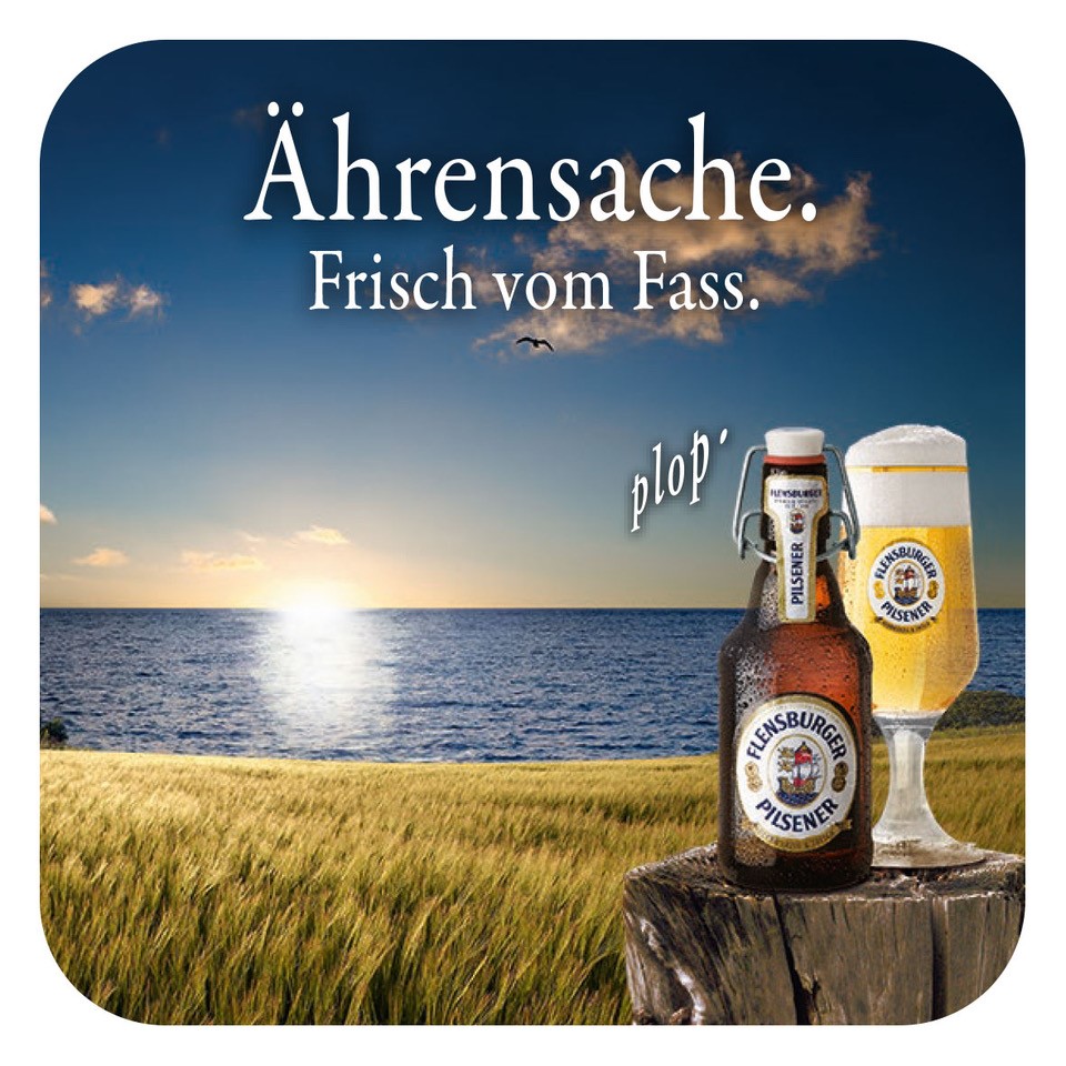 Flensburger Pilsener Bierflasche und -glas stehen auf einem Holzstamm. Im Hintergrund ist ein See und der Himmel bei Sonnenuntergang zu sehen. Der Schriftzug „Ährensache. Frisch vom Fass.“ ist ebenfalls sichtbar.