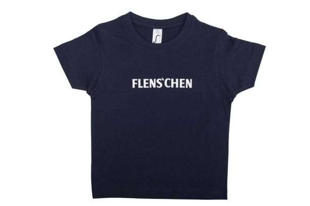 Navyblaues Kinder-T-Shirt mit weißem Schriftzug „FLENS’CHEN“ auf der Brust. Das Shirt hat kurze Ärmel und einen geraden Schnitt.