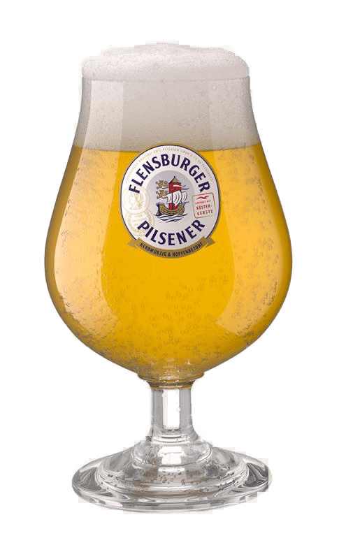Ein bauchiges Glas mit Flensburger Pilsener-Logo ist mit goldenem Bier und einem dicken, weißen Schaumkranz gefüllt. Die Glasform verengt sich nach oben hin.