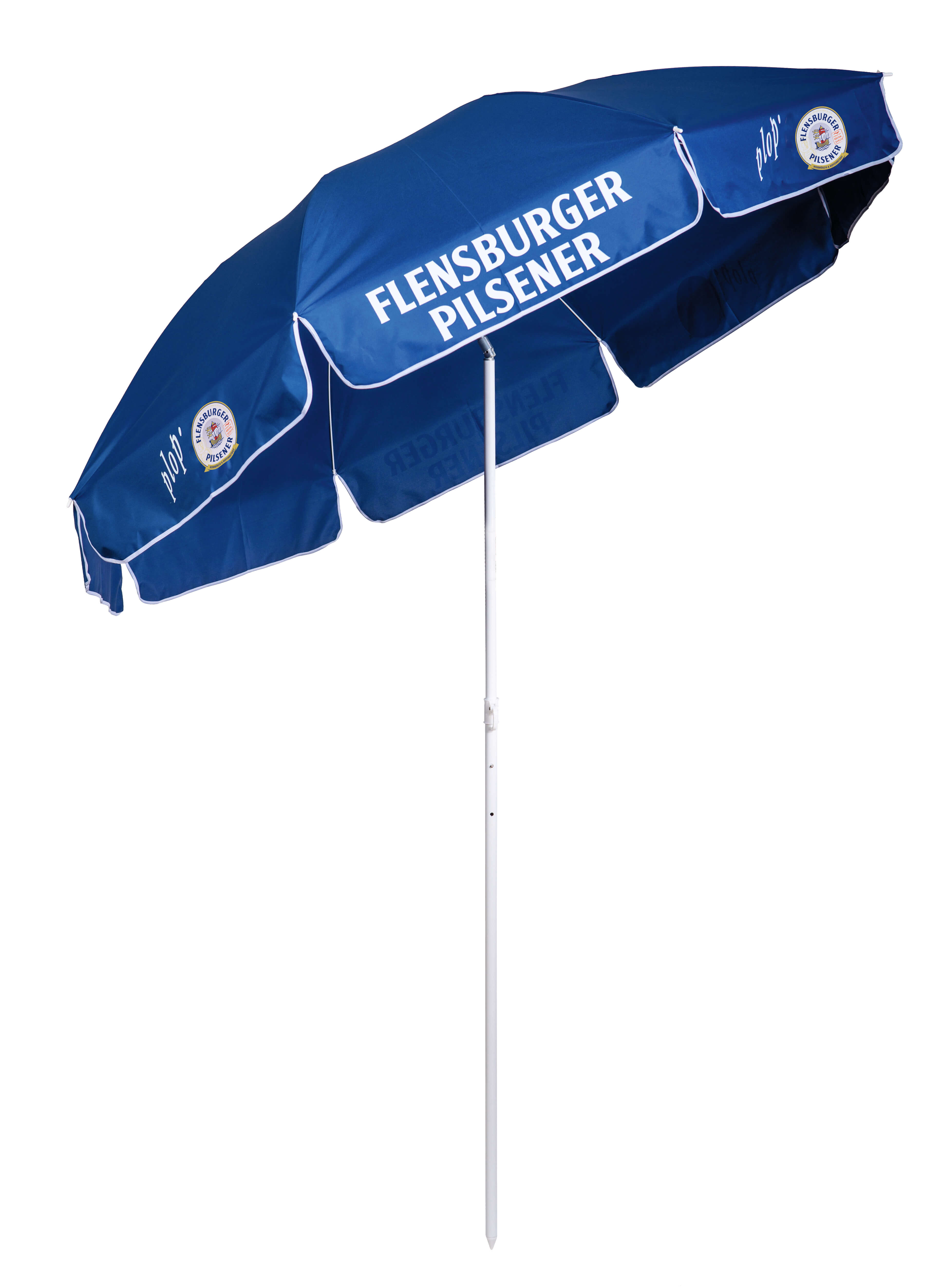 Blauer Sonnenschirm mit weißem Metallgestell trägt den Schriftzug „FLENSBURGER PILSENER“ und runde Logos mit gleicher Aufschrift an mehreren Schirmabschnitten.