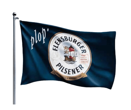 Flensburger Flagge  Die dunkelblaue Flagge zeigt das Flensburger Pilsener Logo in der Mitte und den weißen Schriftzug „plop'“ links neben dem Logo. Die Flagge weht an einem silbernen Fahnenmast.