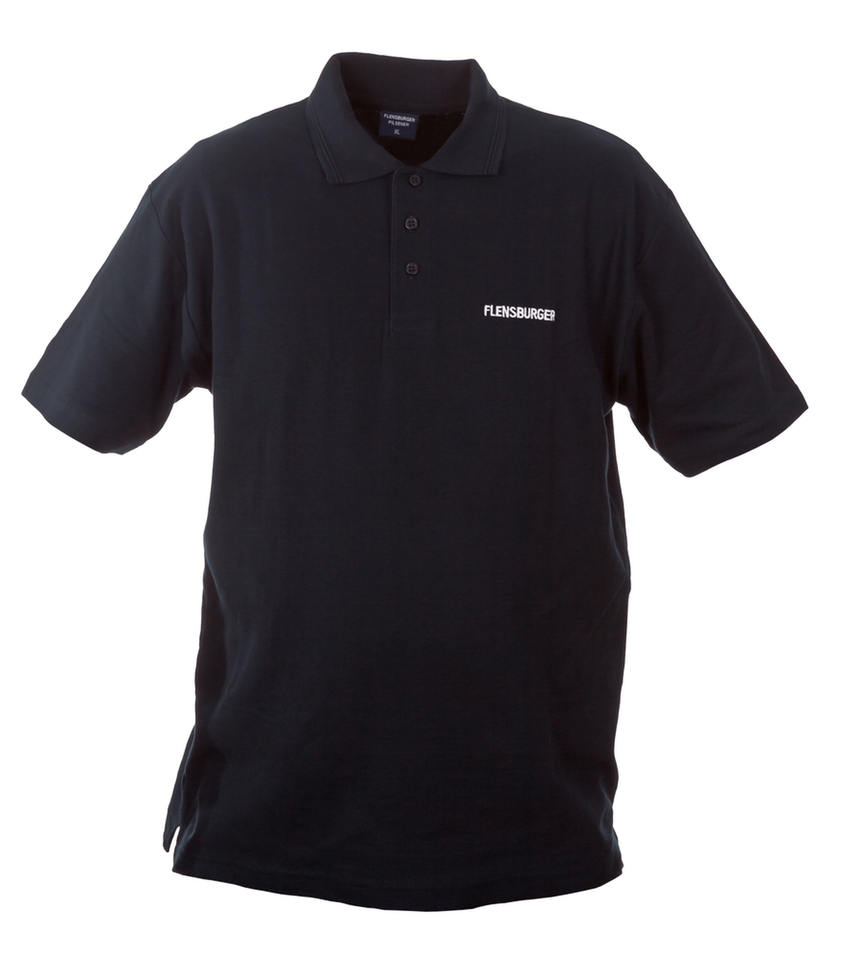 Dunkelblaues Polo-Shirt mit drei Knöpfen und gesticktem weißen Schriftzug „FLENSBURGER“ auf der linken Brustseite. Das Shirt hat kurze Ärmel und einen Kragen.