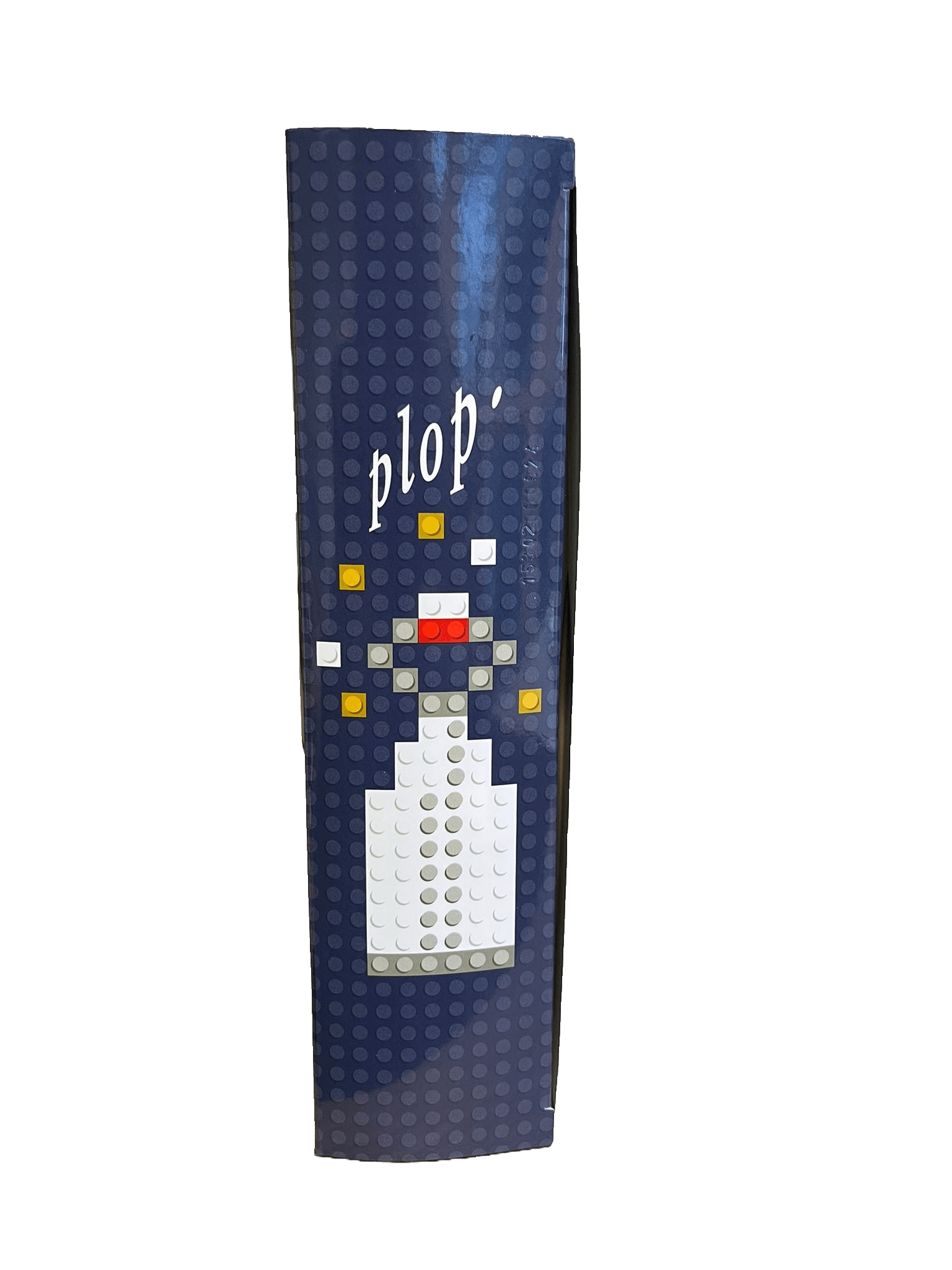 Eine dunkelblaue Verpackung mit der Aufschrift "plop’" zeigt eine stilisierte, aus Klemmbausteinen zusammengebaute Flasche mit gelben, roten und grauen Details.