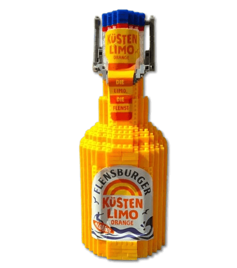 Leuchtend gelbe Flensburger Küsten Limo Orange Flasche aus Klemmbausteinen mit blauem Bügelverschluss. Auf dem Etikett steht „Küsten Limo Orange“ und „Die Limo, die Flenst“.