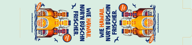Sechs Flaschen eines Getränks stehen auf einem Tisch. Auf dem Etikett steht: "Wie Hawaii. Nur ein Stück frischer." Seeblick und maritime Elemente ergänzen das Design.