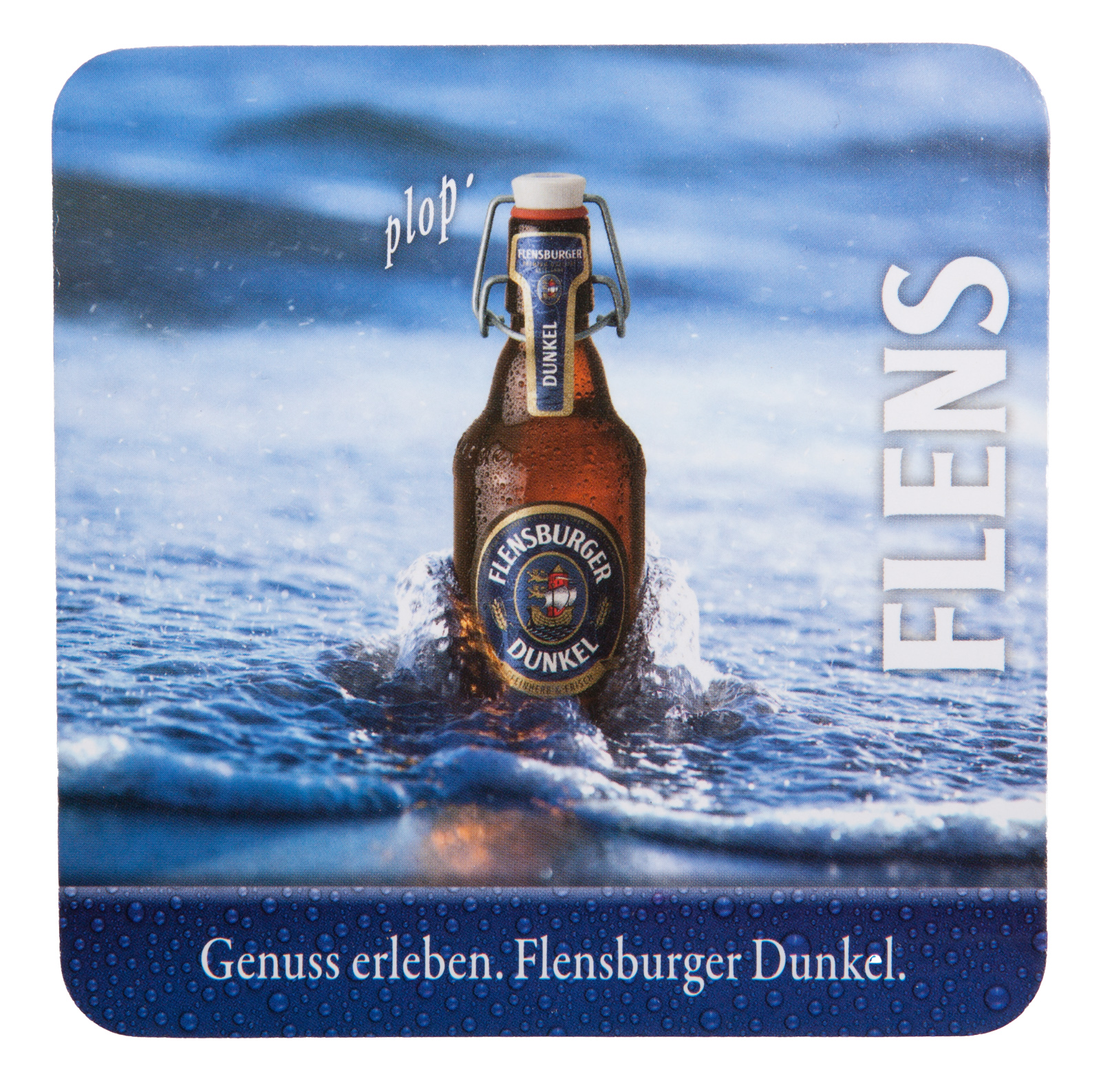 Korkuntersetzer mit Aufdruck, der eine Flensburger Dunkel Bierflasche mit Bügelverschluss zeigt, wärend sie vom Meer umsühlt wird. Daneben steht vertikal das Wort „FLENS“. Unter der Flasche steht der Text „Genuss erleben. Flensburger Dunkel“.