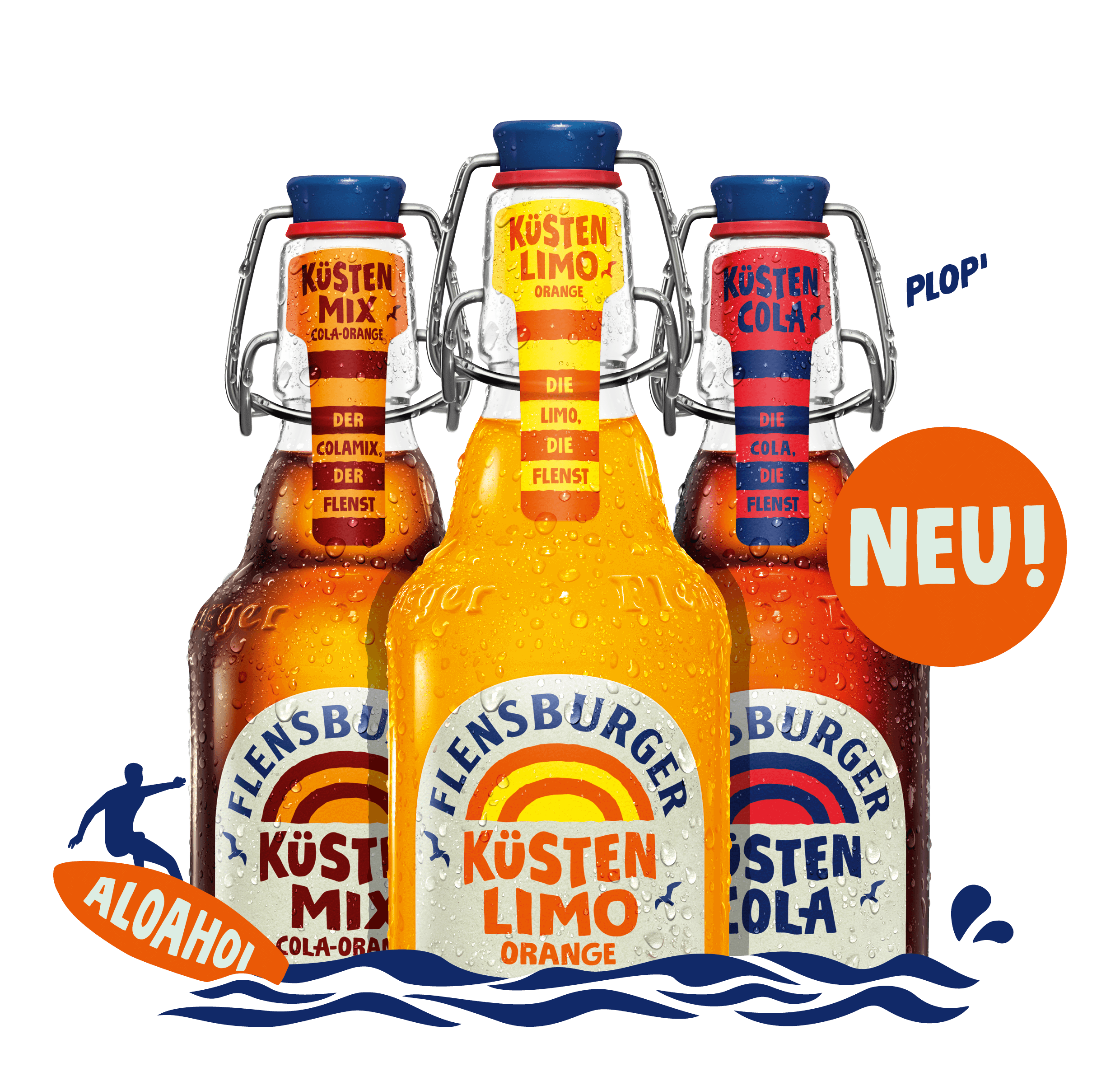 Drei Flaschen Flensburger Küstenmix "Cola-Orange", Küstenlimo Orange und Küstencola stehen nebeneinander. Auf den Etiketten stehen die Schriftzüge, darunter ein orangefarbener "NEU!"-Sticker.