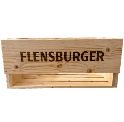 Holzkiste mit der Aufschrift „FLENSBURGER“. Die Kiste hat eine offene Vorderseite und ist für den Transport oder die Aufbewahrung von Bierflaschen geeignet.