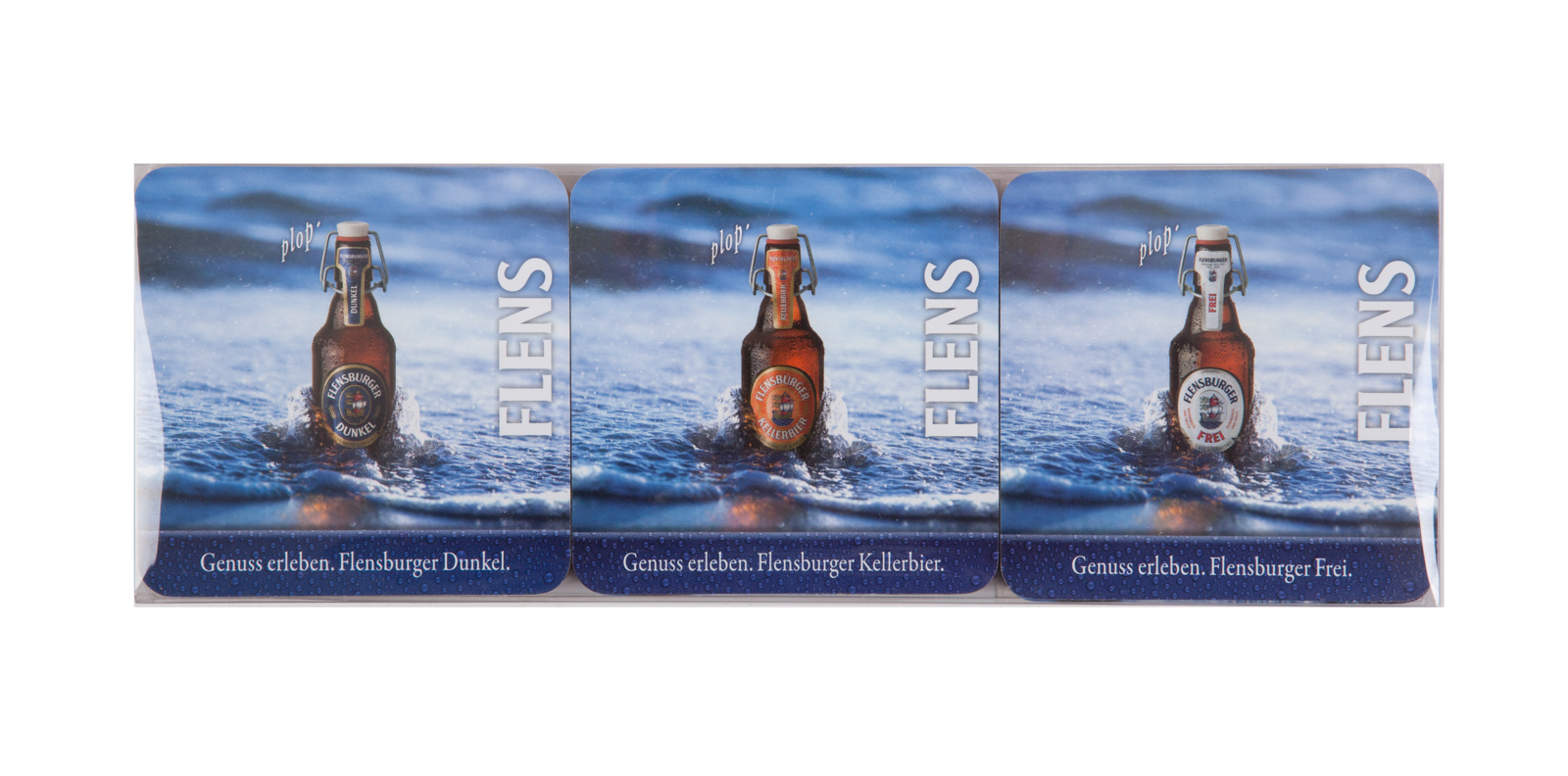 Drei quadratische Korkuntersetzer mit Flensburger Bierflaschen, jeweils mit den Sorten Dunkel, Kellerbier und Frei, die aus Wasser auftauchen, mit dem Schriftzug "FLENS" vertikal rechts.