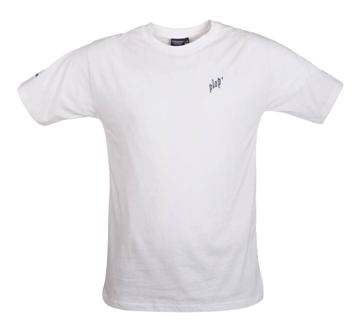 Weißes T-Shirt mit kurzem Arm. Auf der linken Brustseite steht in blauer Schrift das Wort "plop’". Am Kragen befindet sich ein Etikett mit der Aufschrift "FLENSBURGER PILSENER".