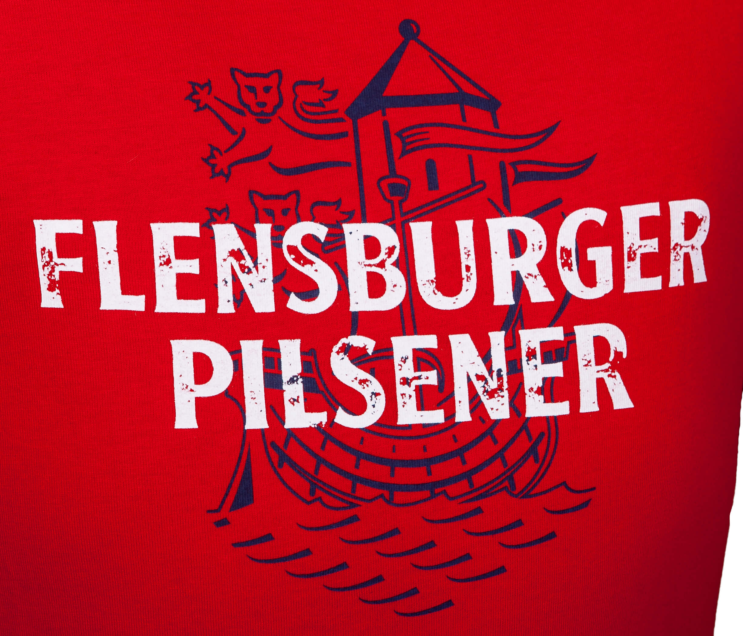 Weißer Schriftzug „Flensburger Pilsener“ auf rotem Hintergrund mit stilisierter blauer Kogge und Löwe im Hintergrund.