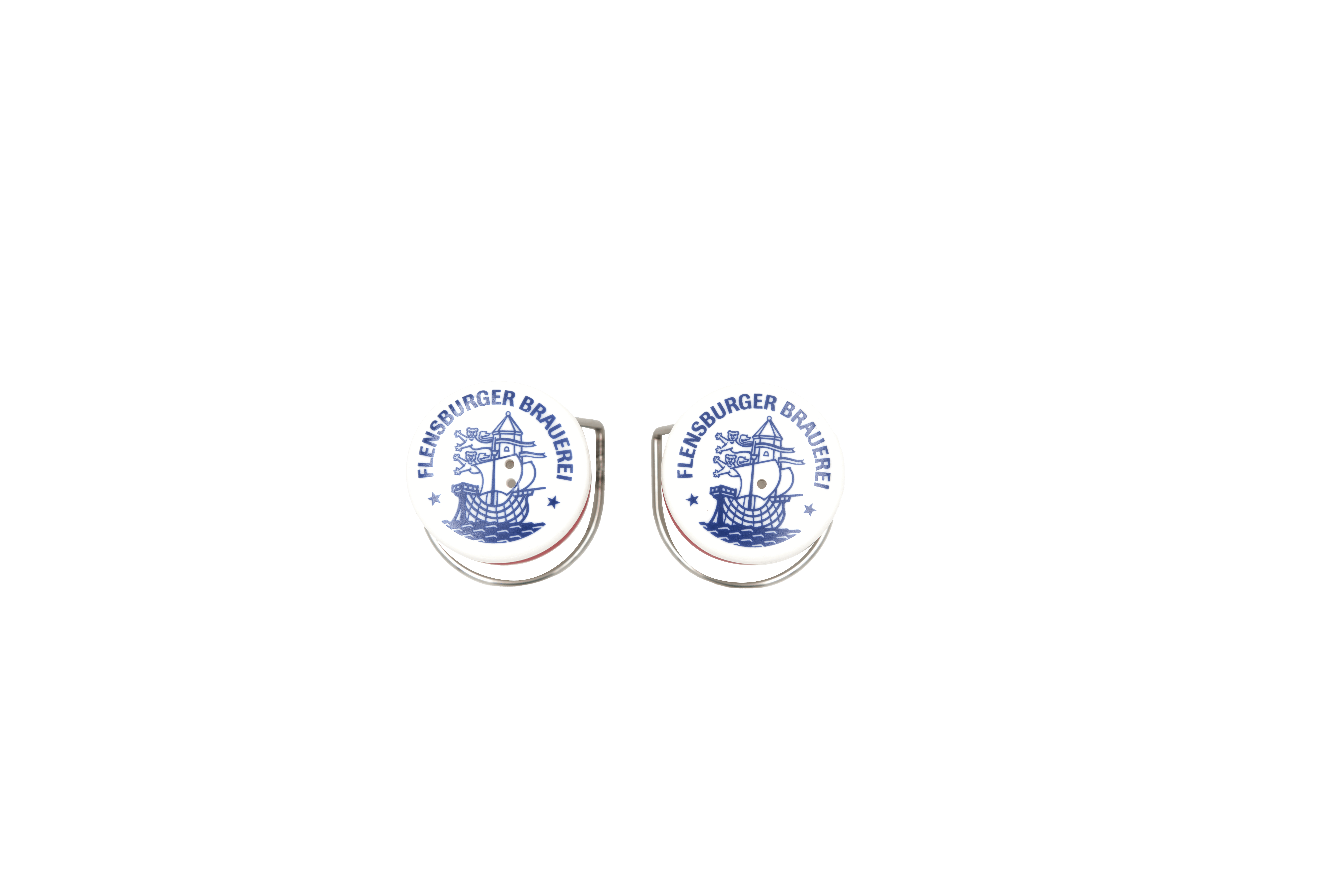Zwei weiße Salz- und Pfefferstreuer mit Clipverschluss und dem blauen Aufdruck „Flensburger Brauerei“ sowie einem Schiffsmotiv.