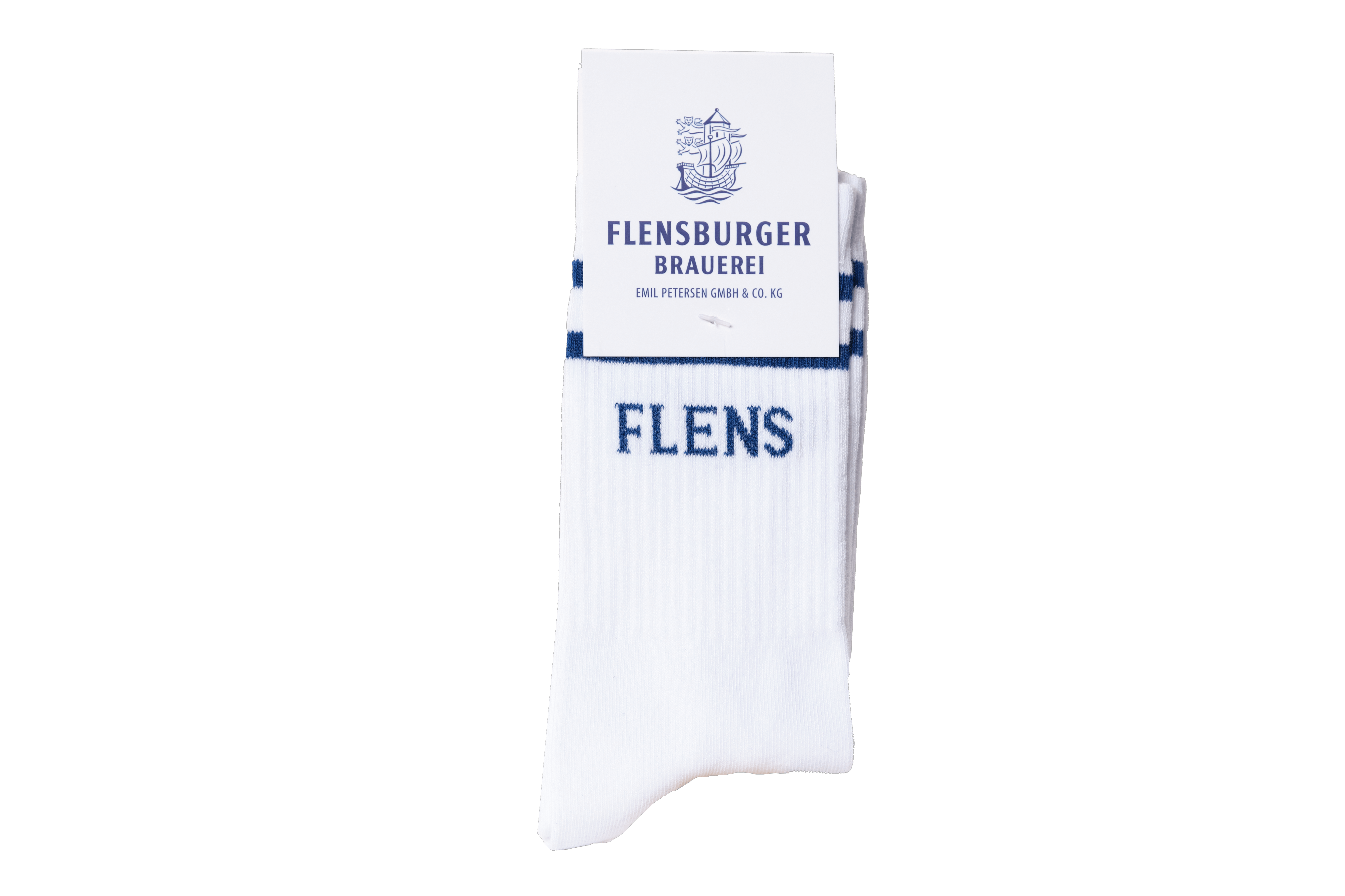 Weiße Sportsocke mit blauen Streifen und der Aufschrift „FLENS“. Oben ist eine Papierbanderole mit dem Logo und Text „FLENSBURGER BRAUEREI Emil Petersen GmbH & Co. KG“ angebracht.