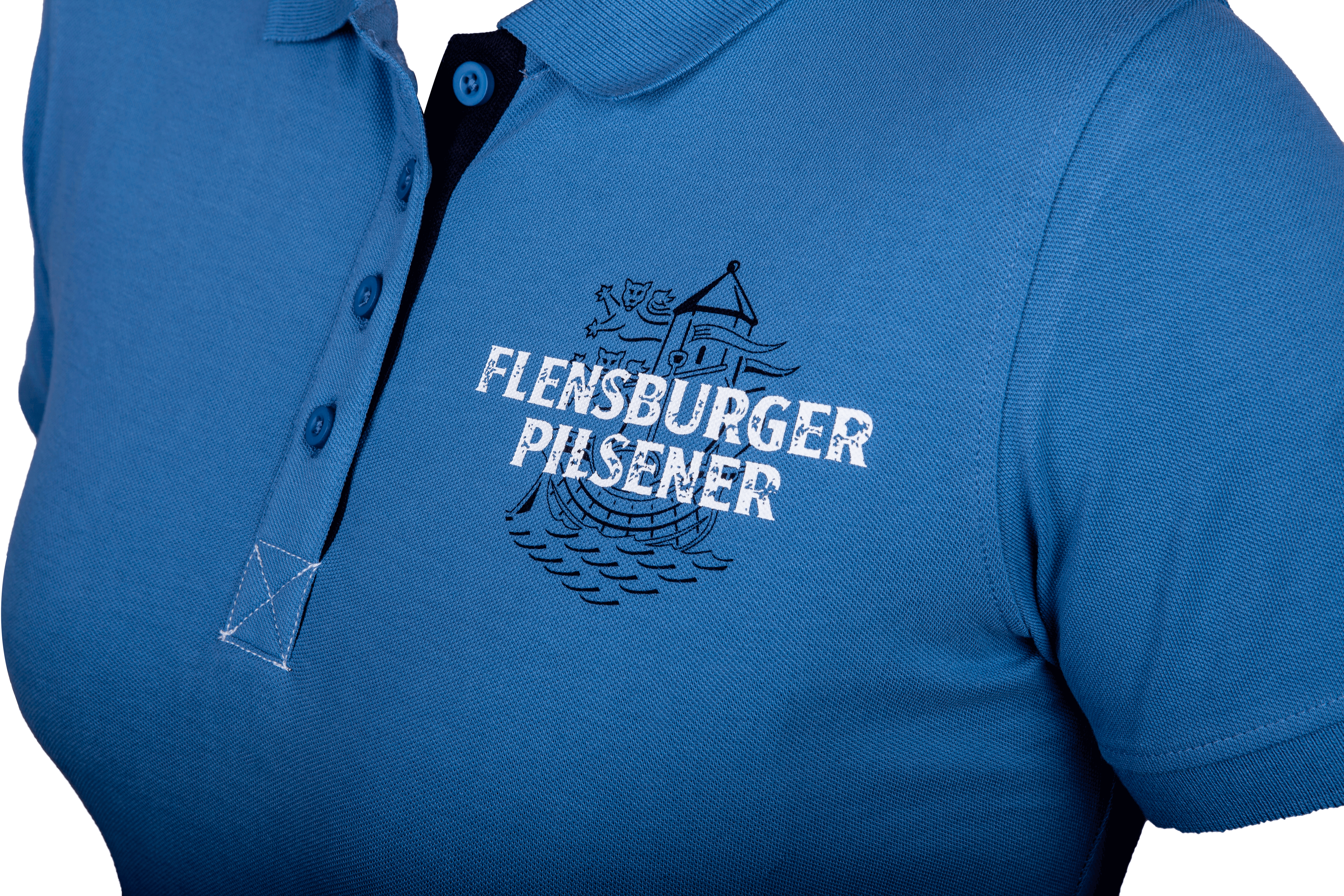 Detailansicht des blauen Damen-Polo-T-Shirt mit Knopfleiste und dem Schriftzug "FLENSBURGER PILSENER" sowie einem schwarzen Logo mit Turm und Wellen auf der Brust.