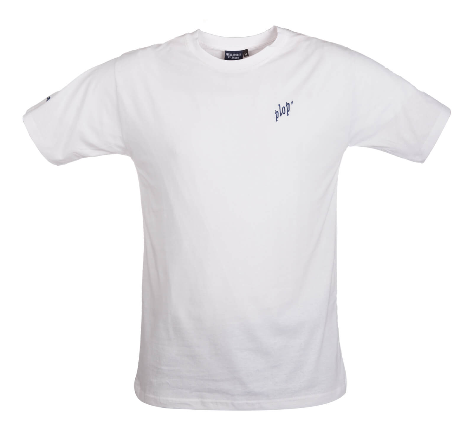 Weißes T-Shirt mit kurzem Arm. Auf der linken Brustseite steht in blauer Schrift das Wort "plop’". Am Kragen befindet sich ein Etikett mit der Aufschrift "FLENSBURGER PILSENER".