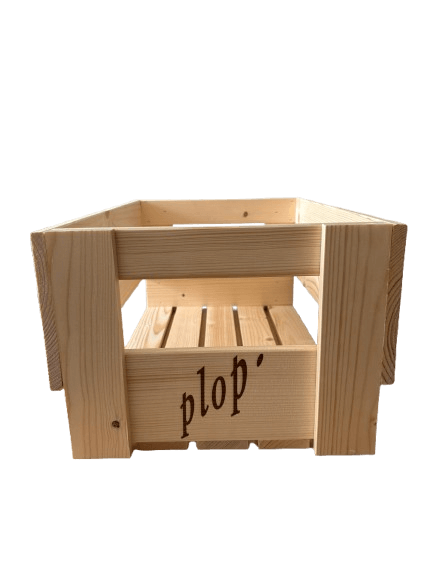 Holzkiste mit dem Schriftzug "plop'" an der Vorderseite. Die Kiste hat eine offene Bauweise und schräg geschnittene Ecken. Sie eignet sich für die Aufbewahrung von Flaschen oder kleinen Gegenständen.