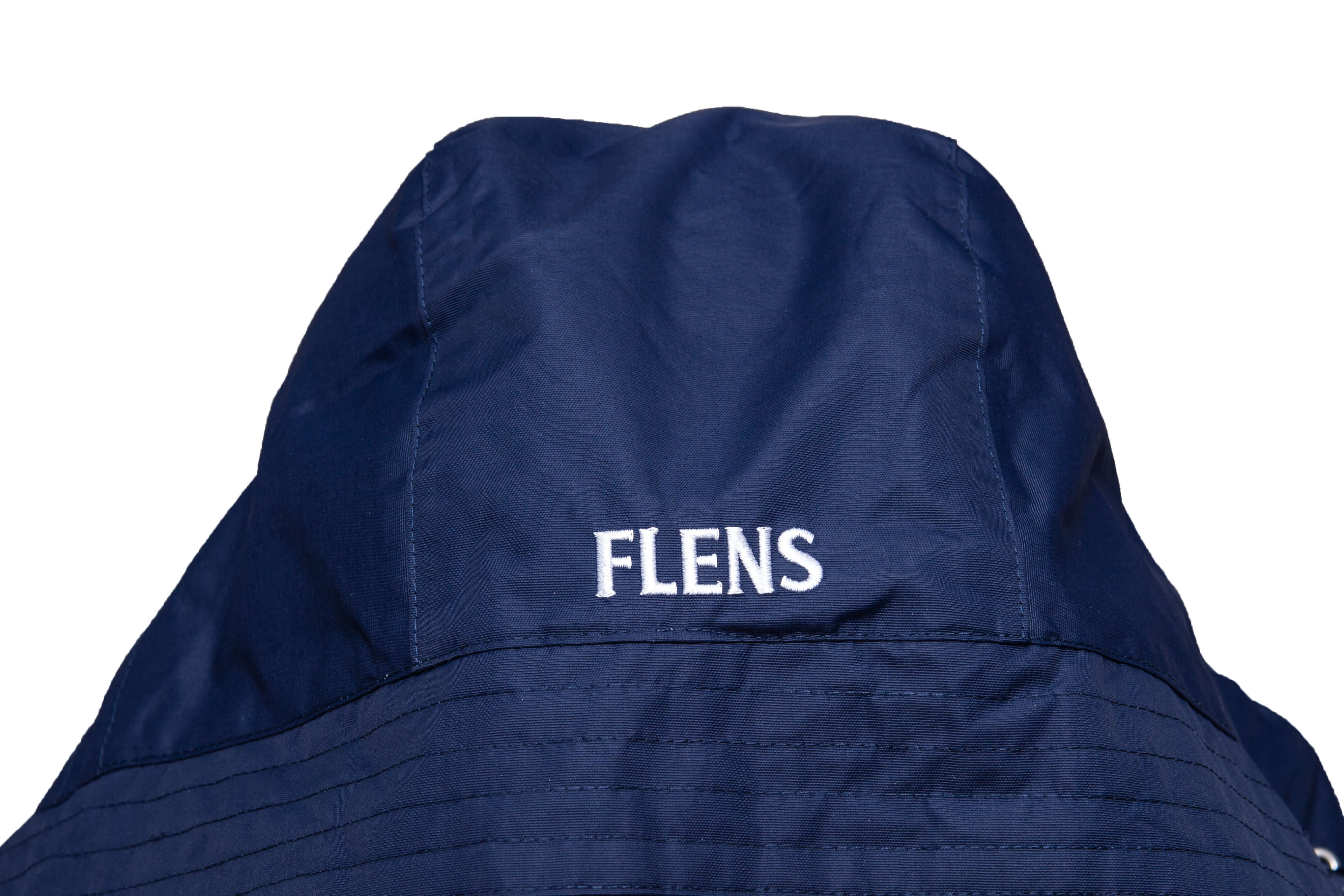 Detailansicht der Kaputze eines dunkelblauen Parkas. Auf der Rückseite der Kapuze ist der Schriftzug „FLENS“ in weißen Großbuchstaben gestickt. Der Stoff sieht wetterfest und leicht glänzend aus.