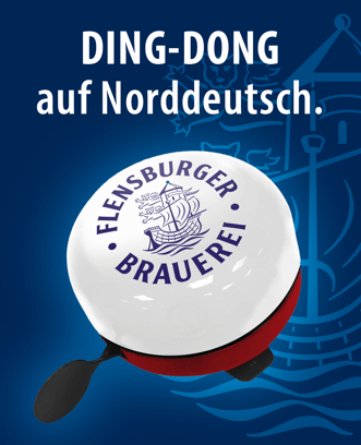 Weiße Fahrradklingel mit dem Logo der Flensburger Brauerei in Blau. Die Klingel ist rund und hat eine schwarze Befestigung und einen schwarzen Hebel. Darüber steht der Text: "DING-DONG auf Norddeutsch."