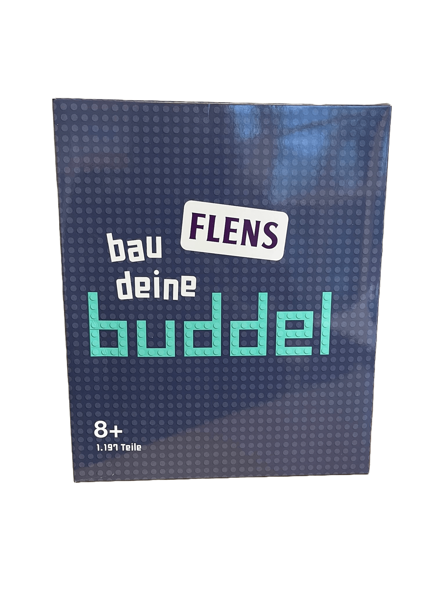 Dunkelblauer Karton mit dem Schriftzug "bau deine buddel" und "FLENS" auf weißen Hintergrund. Unten links steht "8+" und "1.197 Teile".