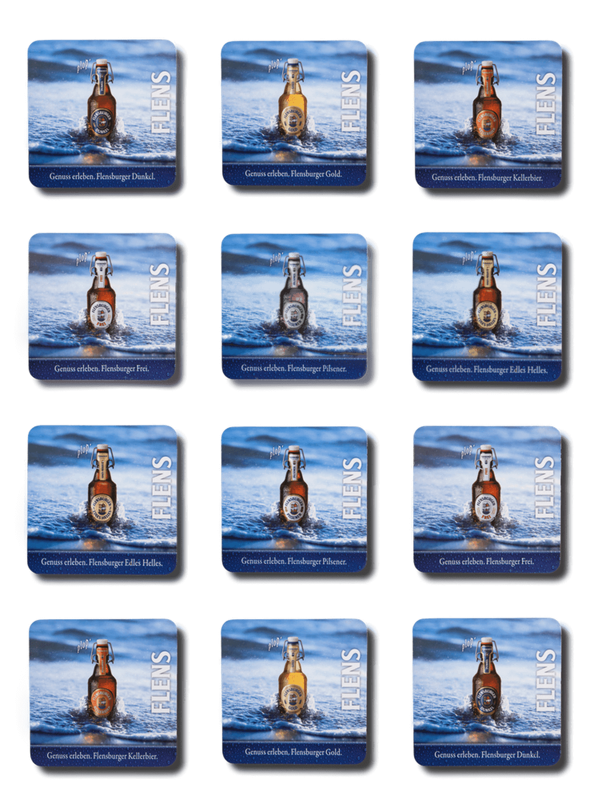 Zwölf quadratische Korkuntersetzer mit Flensburger Bierflasche im Wasser. Auf jedem Untersetzer steht „FLENS“ und ein Biersorten-Name wie Dunkel, Gold, Kellerbier, Frei, Pilsener oder Edles Helles.