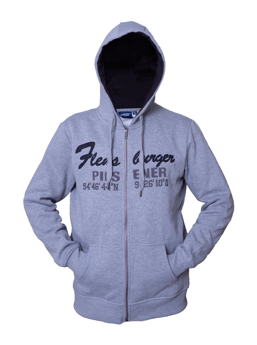 Graue Kapuzen-Jacke mit Reißverschluss und gefütterter Kapuze. Auf der Brust steht „Flensburger Pilsener“ sowie die Koordinaten „54°46'41''N 9°26'10''O“. Die Jacke hat zwei Eingrifftaschen.