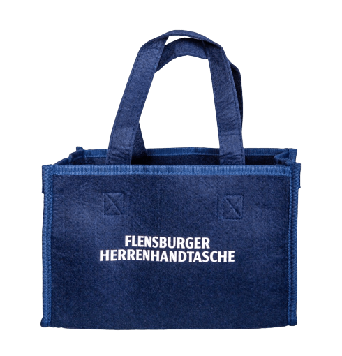 6er Filzträger „Herrenhandtasche" Eine dunkelblaue Filztasche mit zwei kurzen Henkelriemen trägt den weißen Schriftzug „FLENSBURGER HERRENHANDTASCHE“ mittig auf der Vorderseite.