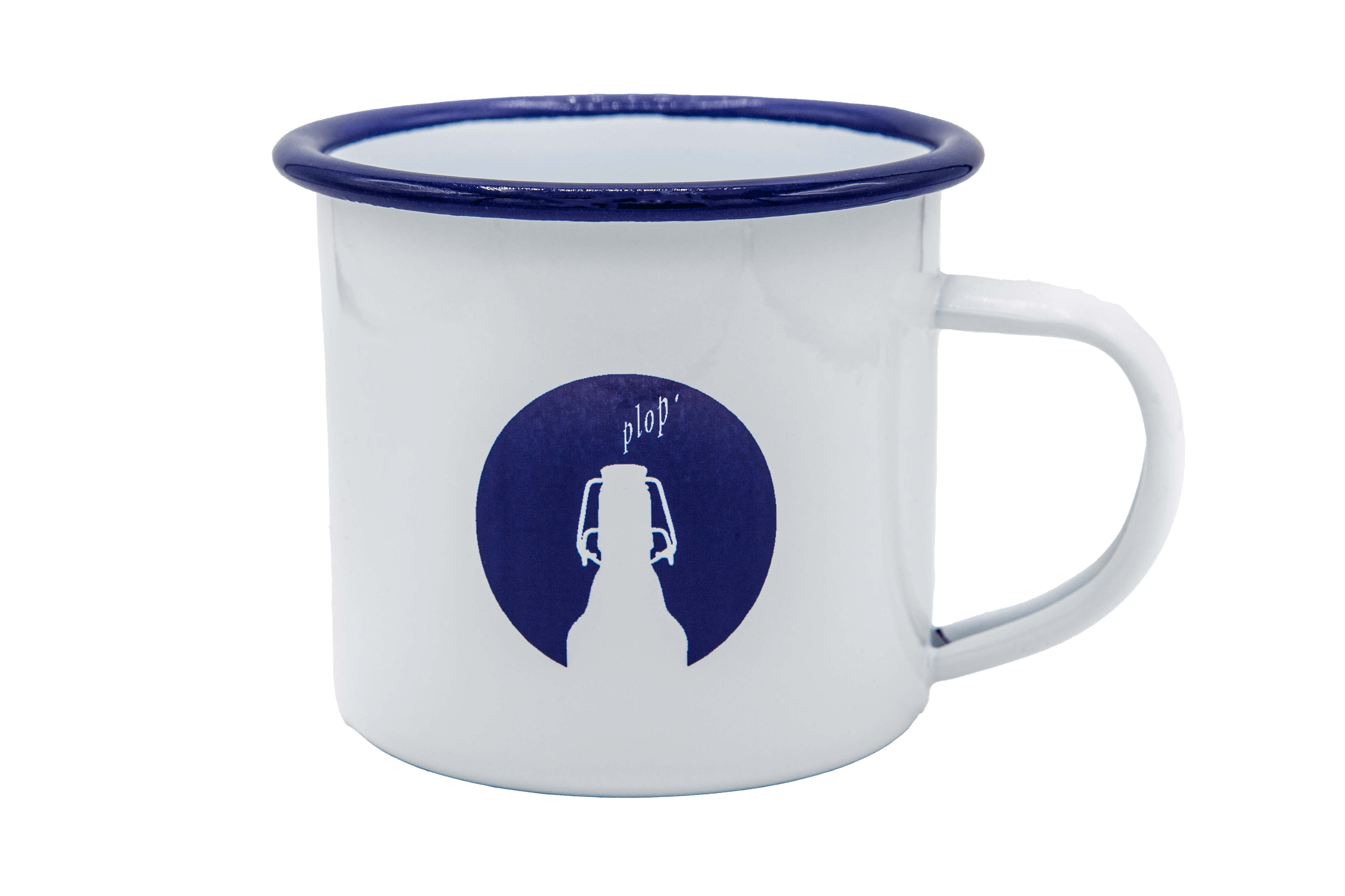 Emaillebecher "Nordlicht" Weißer Emaillebecher mit blauem Rand zeigt vorn ein blaues Kreis-Logo mit der Silhouette eines Flaschenhalses und dem Schriftzug „plop'“.