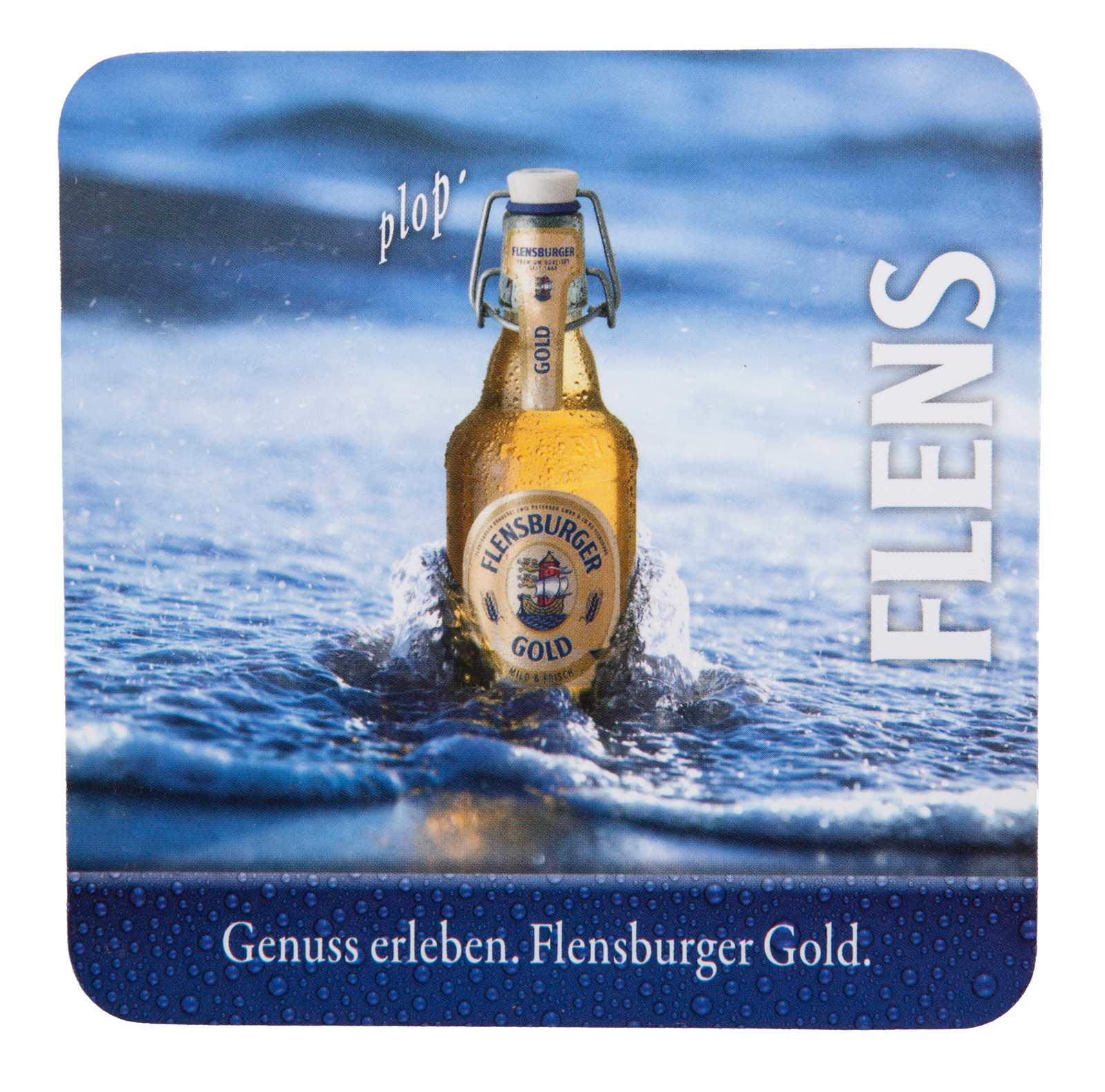 Korkunterseitzer mit dem Motiv einem Flensburger Gold Flaschenbier, dasin der Brandung steht. Darunter steht der Slogan "Genuss erleben. Flensburger Gold." Rechts ist das Wort "FLENS" vertikal angeordnet. Oben links steht das Wort "plop'".