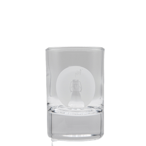 Kleines, transparentes 4 cl Schnapsglas mit Flensburger Nordlicht-Logo in der Mitte.