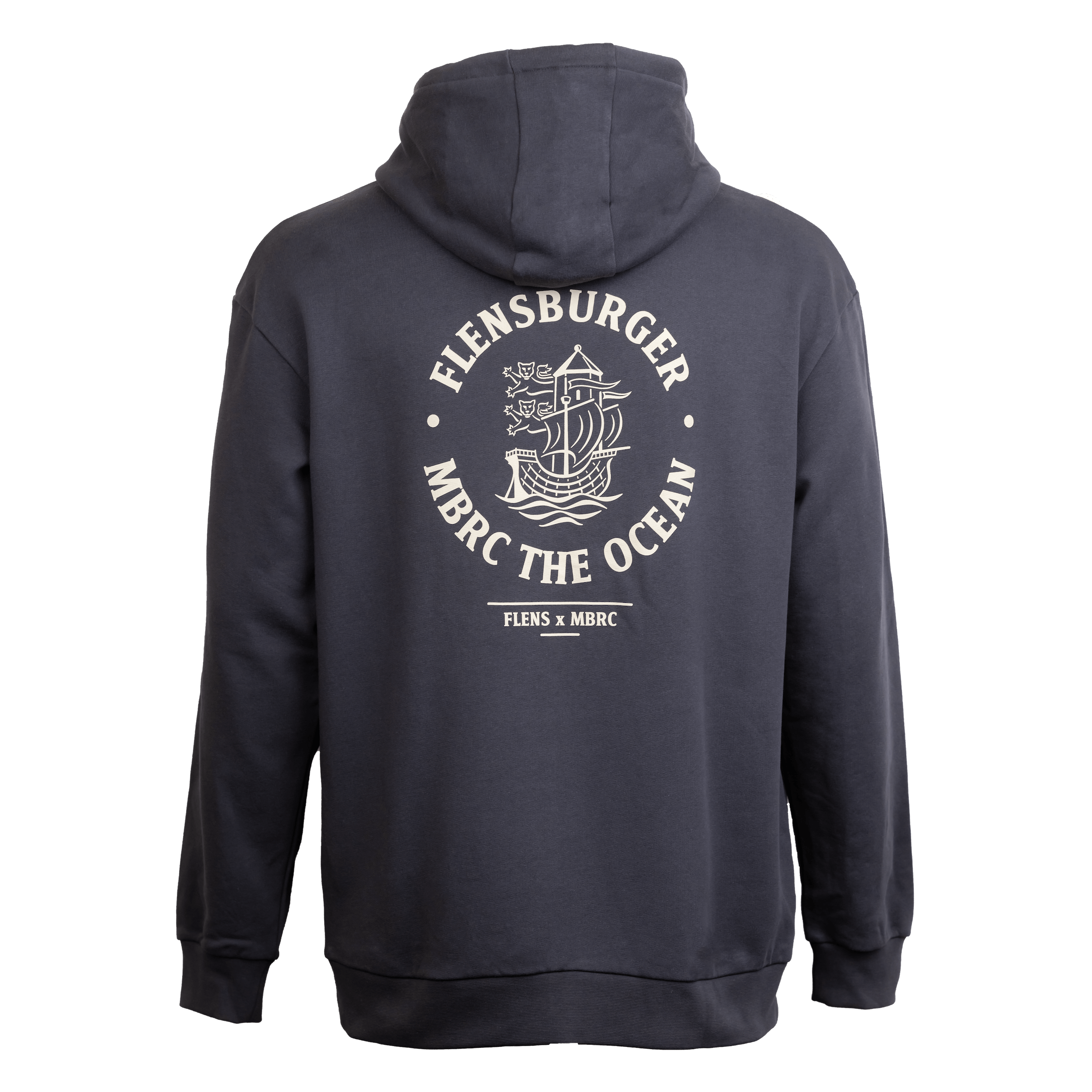 Dunkelgrauer Hoodie mit Kapuze zeigt auf dem Rücken ein cremefarbenes Motiv eines Segelschiffs und den Text „Flensburger MBRC The Ocean“ sowie „Flens x MBRC“.