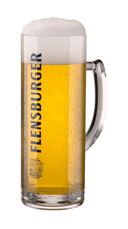 Großes Glas mit Griff, gefüllt mit goldenem Bier und einer dicken, weißen Schaumkrone. Auf dem Glas steht senkrecht in blauen Buchstaben „FLENSBURGER“. Das Glas ist mit Wassertropfen bedeckt.