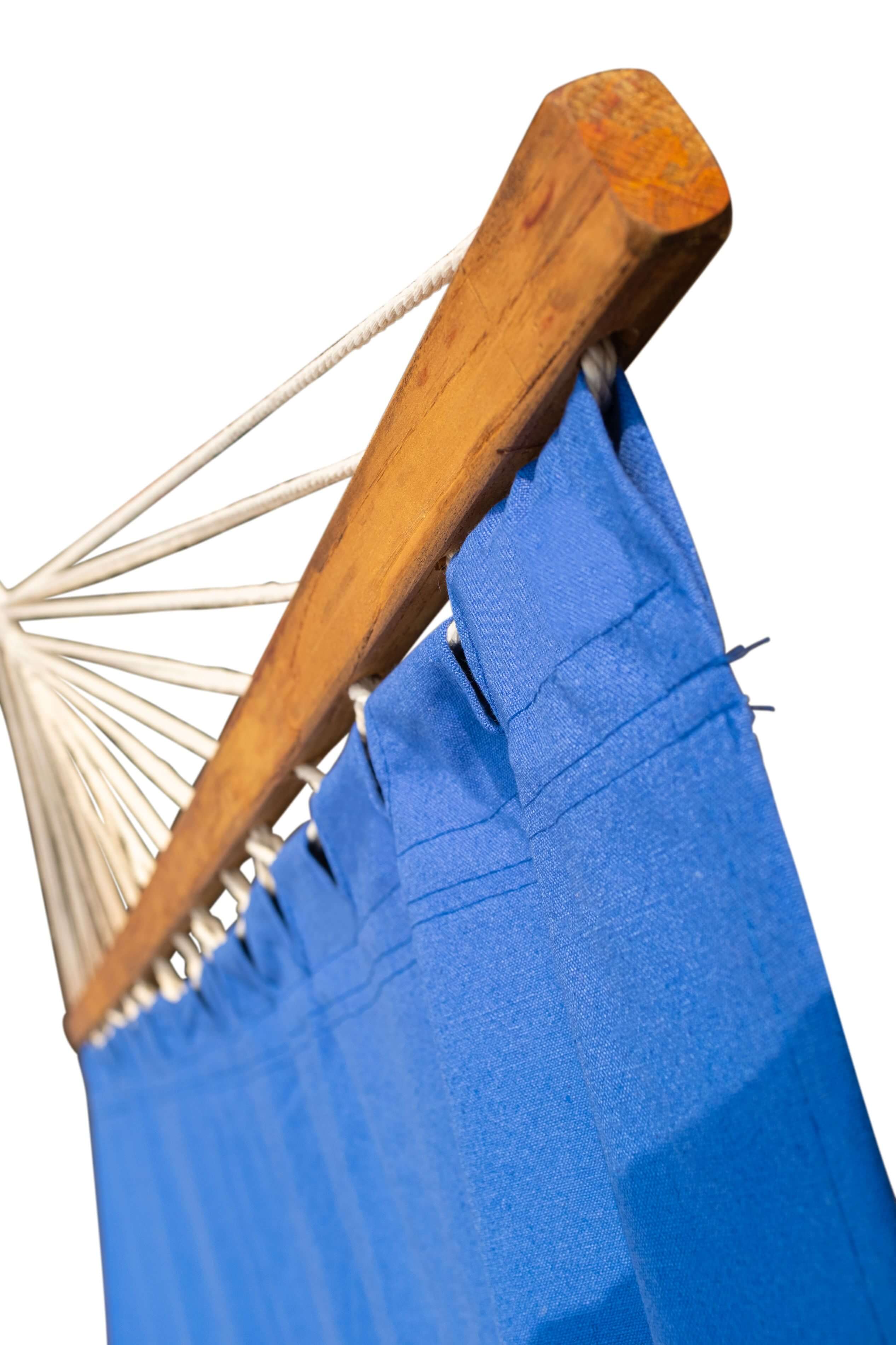 Blaue Hängematte aus 100% Baumwolle mit einem Holzstab und mehreren weißen Seilen, die den Stoff spannen.