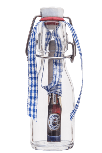 Eine Glasflasche mit einem Bügelverschluss. Am Bügel hängt ein blau-weiß kariertes Band. Im Inneren der Flasche ist eine kleine Flasche Bier. Der Flaschenverschluss zeigt ein blaues Logo mit Schriftzug.