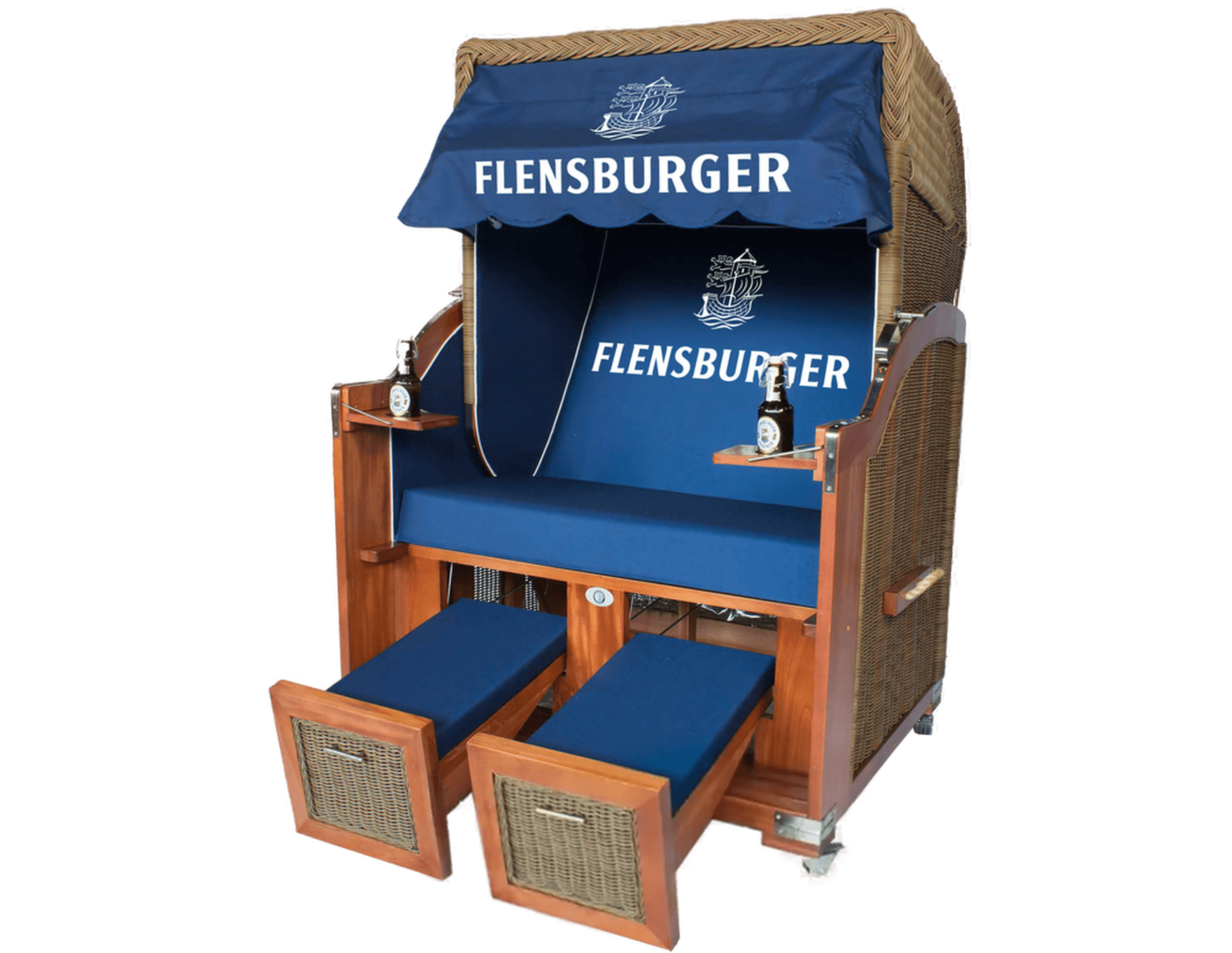 Flensburger Strandkorb "Hörnum" Strandkorb „Hörnum“ mit blauem Polster und Markisenstoff, auf dem „FLENSBURGER“ in Weiß steht. Er verfügt über zwei gepolsterte Fußablagen, zwei kleine Tische mit Flaschenhaltern und ist aus Mahagoni-Holz und Geflecht gefertigt.