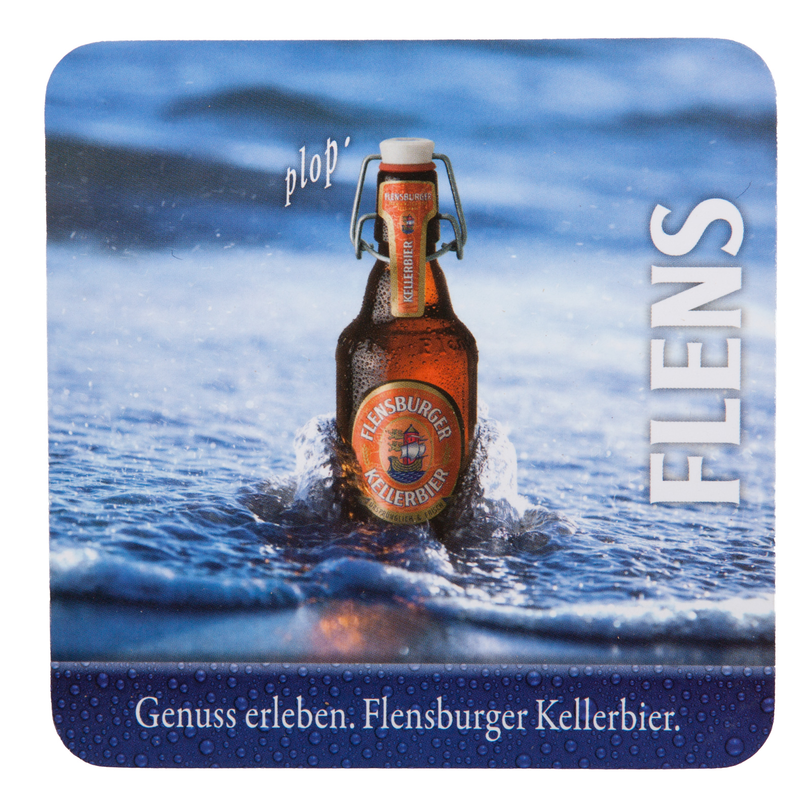 Korkuntersetzer zeigt eine Flasche Flensburger Kellerbier steht auf Wasser, aus dem sie herausspringt. Daneben steht das Wort „FLENS“ in weißen Großbuchstaben. Über der Flasche steht „plop‘“.