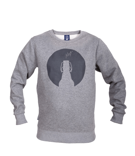 Vorderseite eines grauen Pullovers mit einem dunkelgrauem Kreis und der Silhouette einer Bügelflasche in der Mitte. Über der Flasche steht der Schriftzug „plop“.