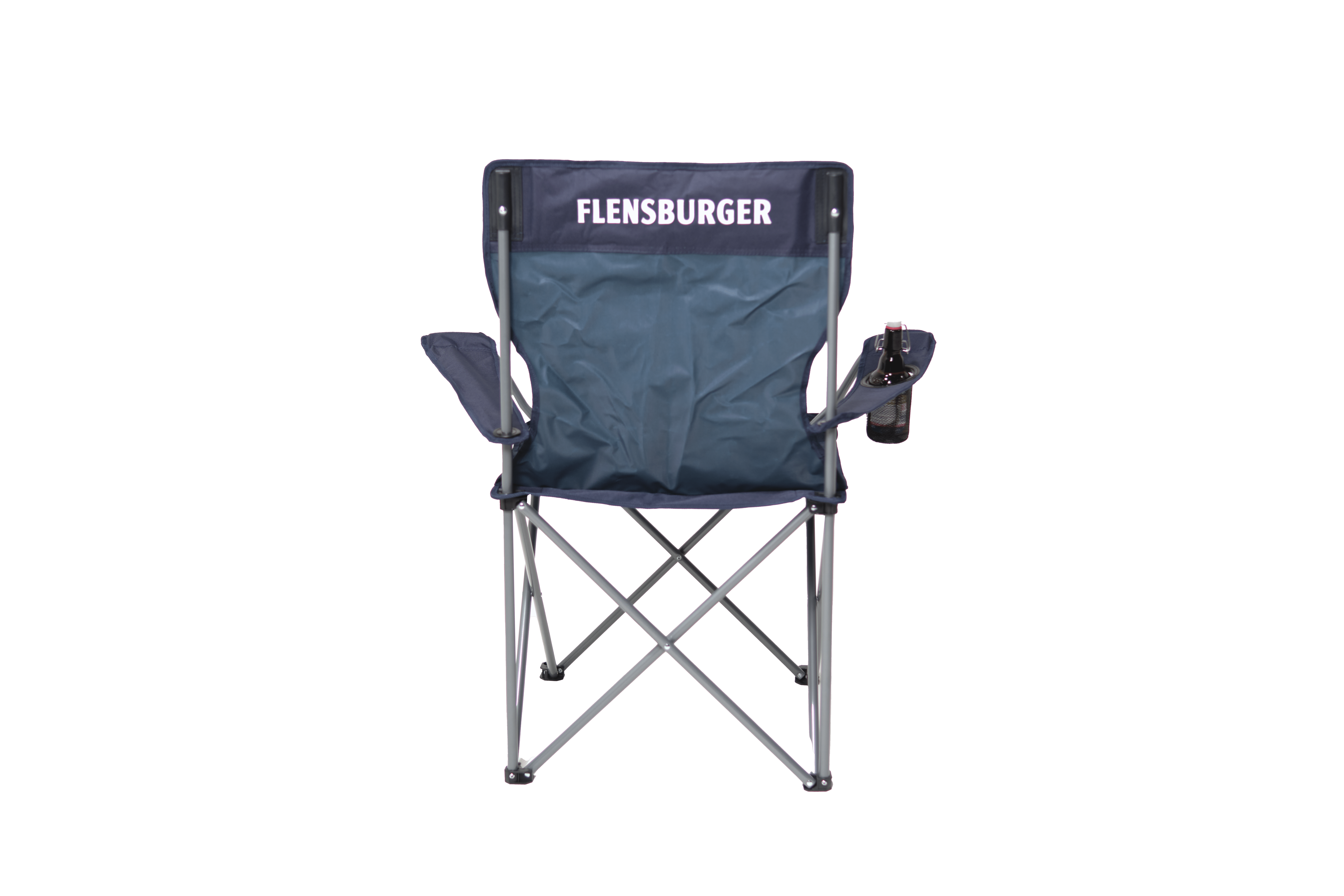 Navy blauer Campingstuhl "Fanø" mit einem Flensburger Logo auf der Rückenlehne. Der Stuhl hat zwei Armlehnen, eine davon mit einem Getränkehalter.